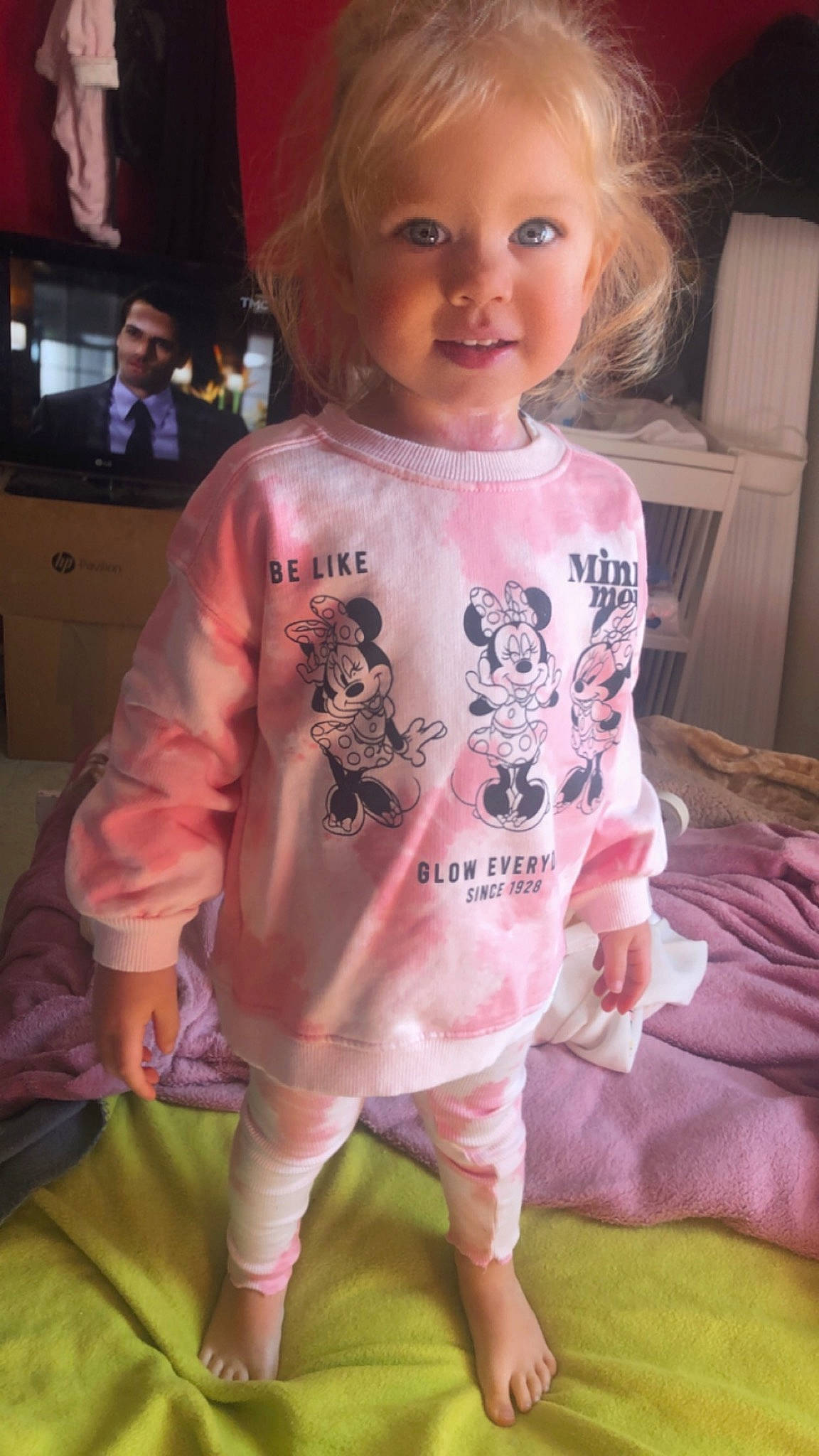 Feryah a rejoint le concours — aidez-le/la à gagner de superbes lots ! baby, baby_toddler_clothing, cabinetry, cheek, child, face, facial_expression, hairstyle, happy, head, iris, lip, organ, person, pink, skin, sleeve, smile, standing, television