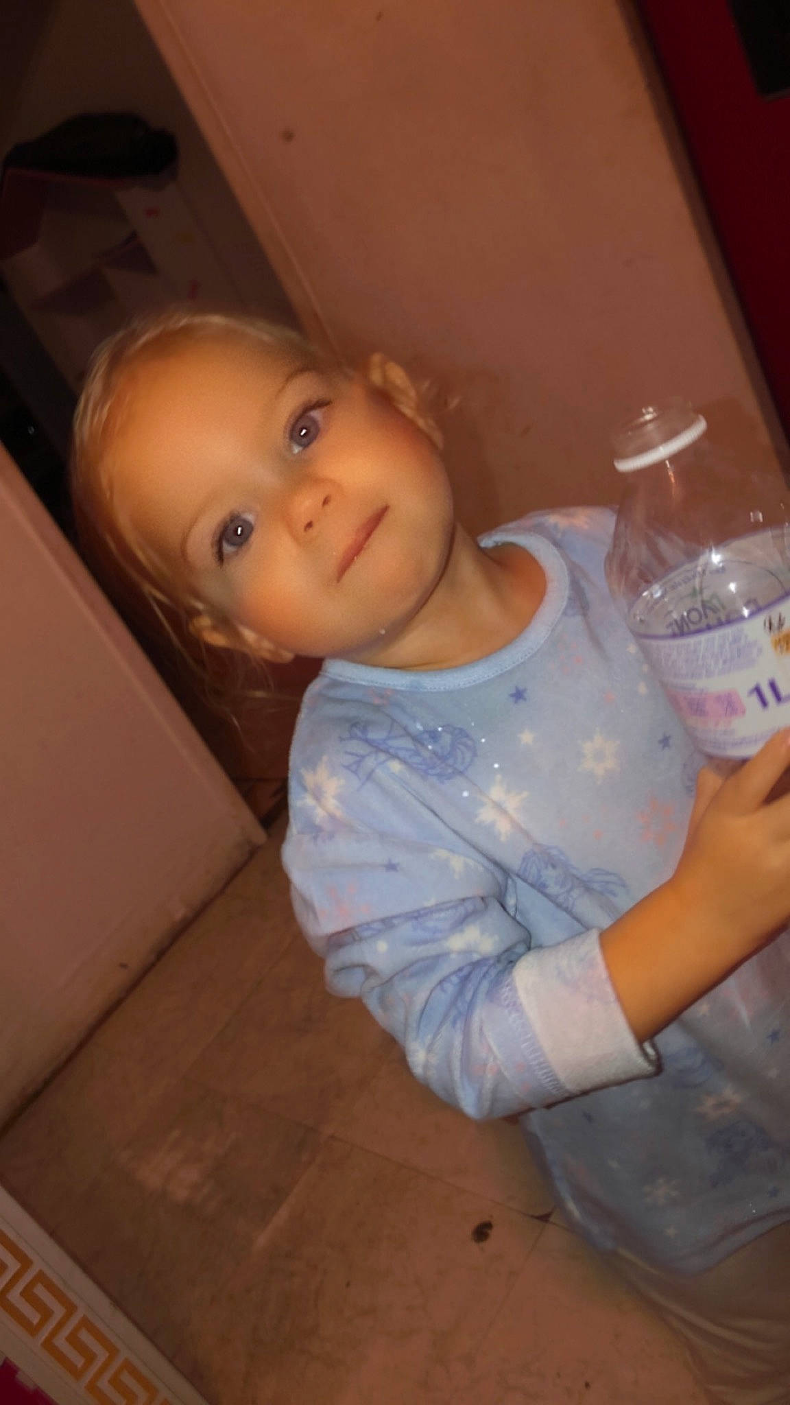 Feryah participe au concours pour gagner de l'argent avec cette photo : baby, baby_toddler_clothing, bottle, cheek, child, chin, drinking_water, drinkware, flooring, fun, iris, mouth, nose, person, plastic_bottle, room, skin, smile, toddler, water_bottle