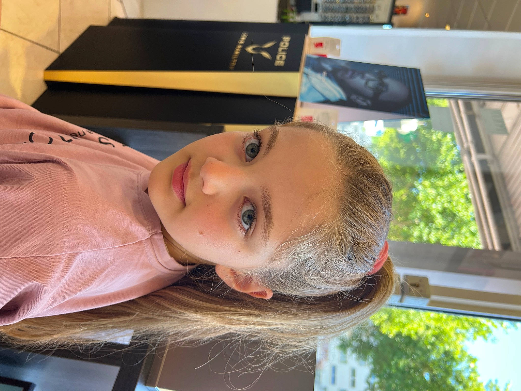 Emely a rejoint le concours — aidez-le/la à gagner de superbes lots ! child, chin, eye, eyelash, fun, hair_coloring, happy, hat, leisure, nose, person, room, sunglasses, toddler, tree, vacation, window, wood