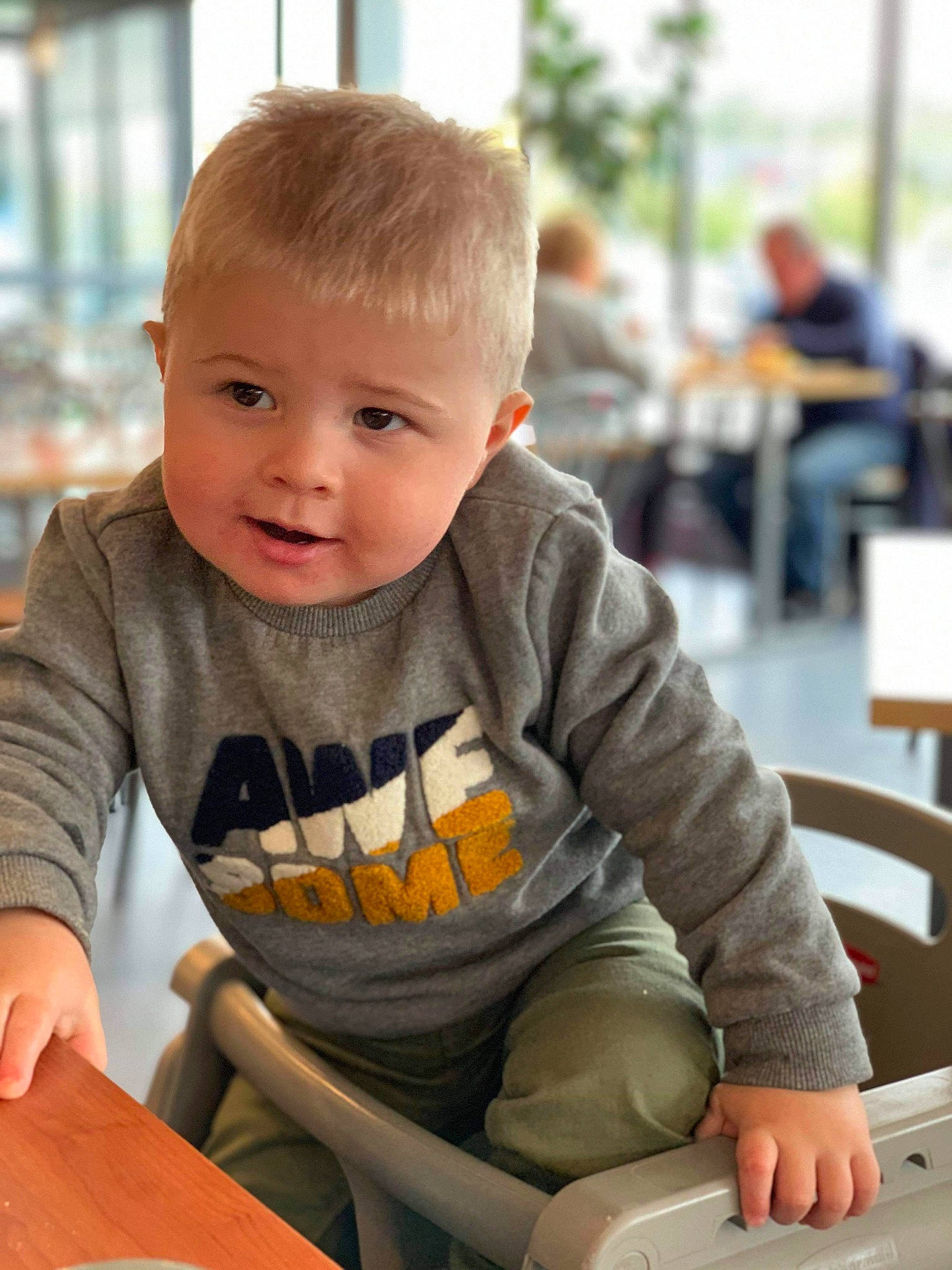 Matthias a rejoint le concours — aidez-le/la à gagner de superbes lots ! baby, child, person, play, sitting, smile, toddler