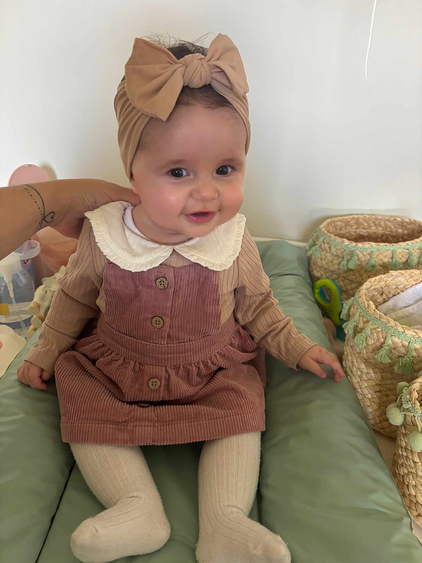 Julia participe au concours pour gagner de l'argent avec cette photo : baby, child, smiling, headband, bow, dress, corduroy, tights, sitting, hand, basket, woven_basket, indoor, cushion, person, cute, infant, happy, portrait, clothing