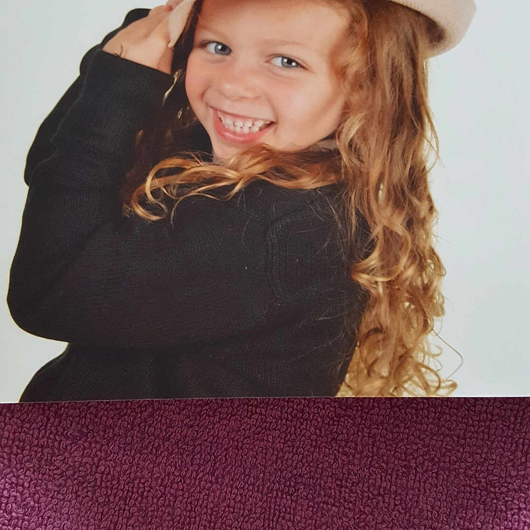 Louna participe au concours pour gagner de l'argent avec cette photo : beauty, girl, photo_shoot, photograph, photography, pink, portrait, purple, shoulder, violet