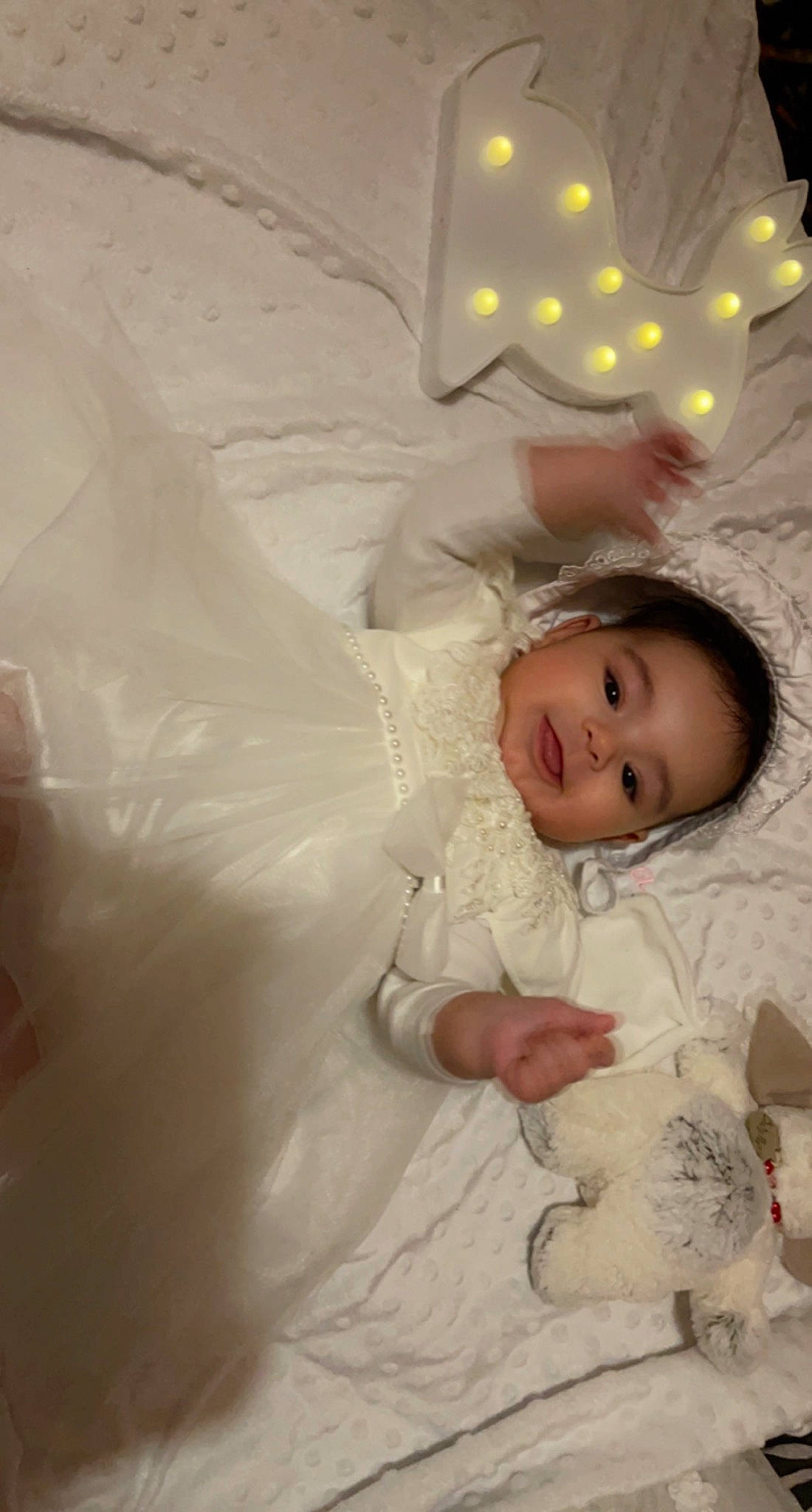 Amalia participe au concours pour gagner de l'argent avec cette photo : baby, baby_products, baby_toddler_clothing, bed, bed_sheet, bedding, child, comfort, event, happy, joy, linens, person, room, smile, toddler