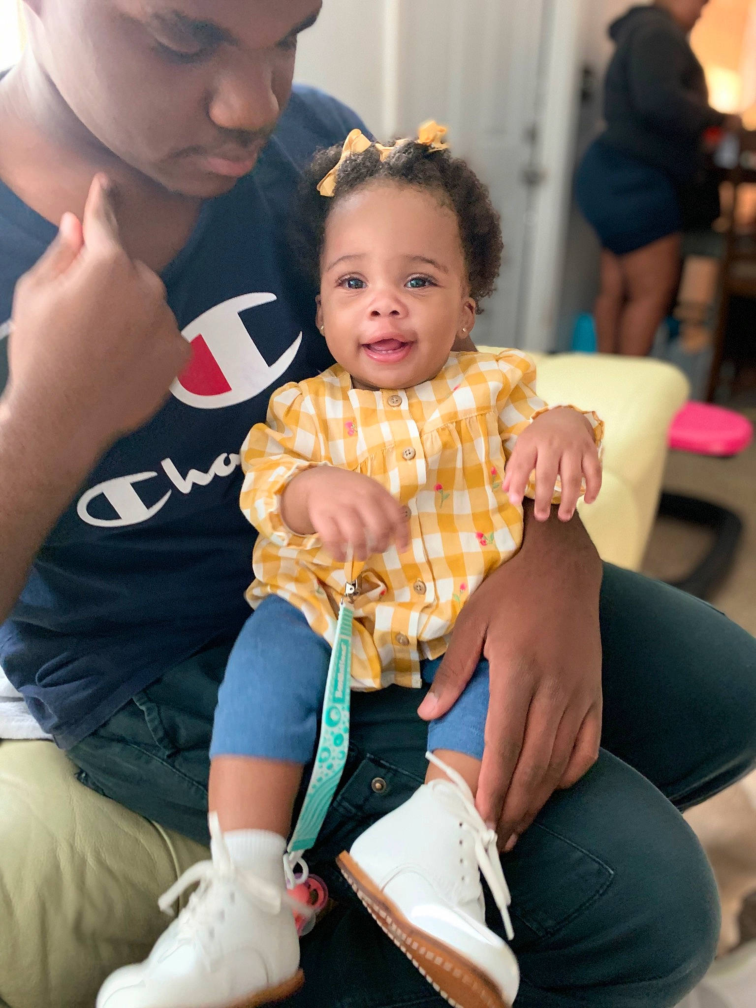 Mellow is registered to the contest to win money with this photo: baby_toddler_clothing, child, event, finger, fun, hairstyle, happy, head, human_leg, joint, knee, lap, leg, leisure, people, person, shoulder, skin, thigh, toddler