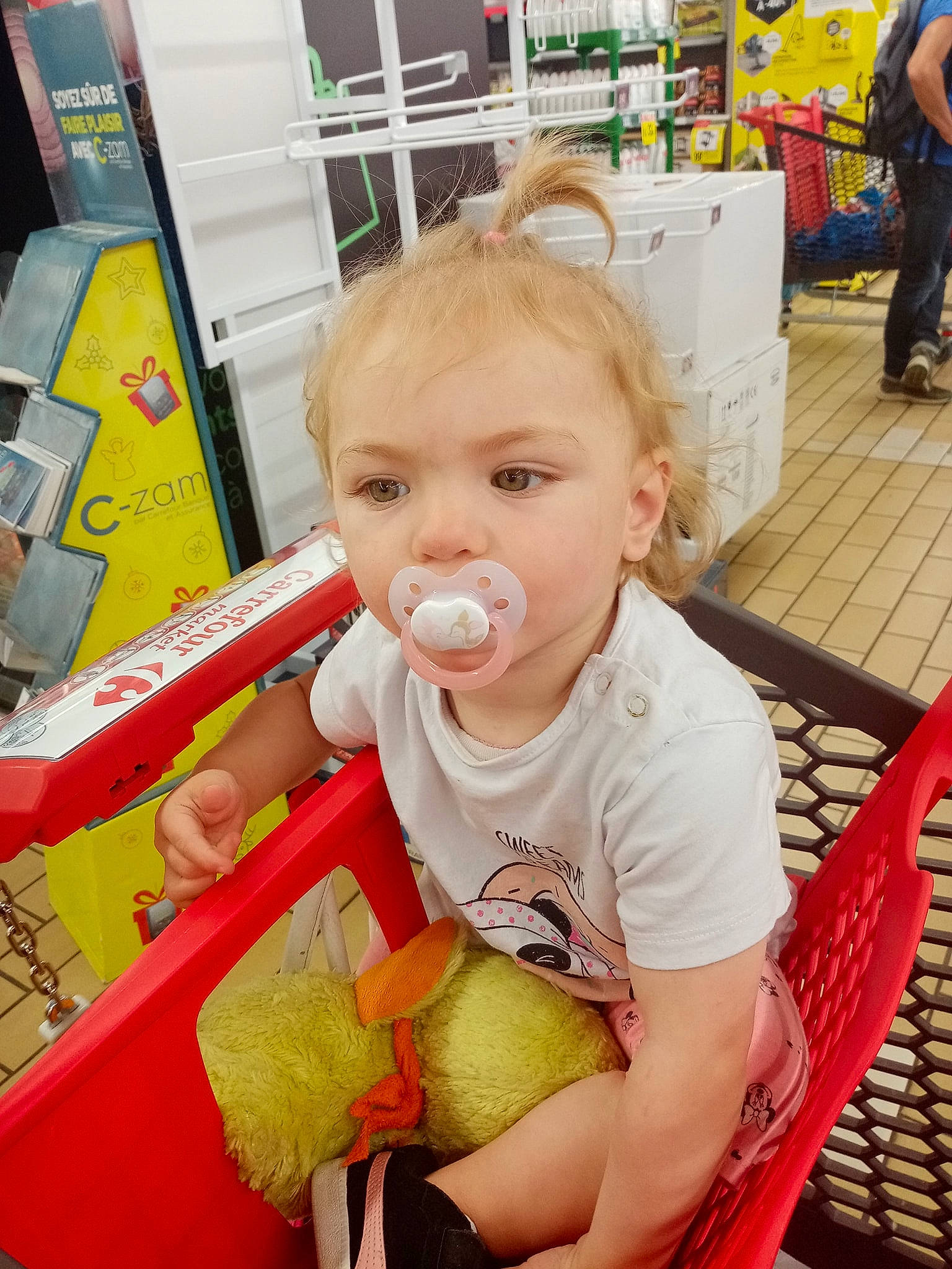 Thaïs participe au concours pour gagner de l'argent avec cette photo : baby, child, person, play, sitting, skin, toddler, vacation, yellow