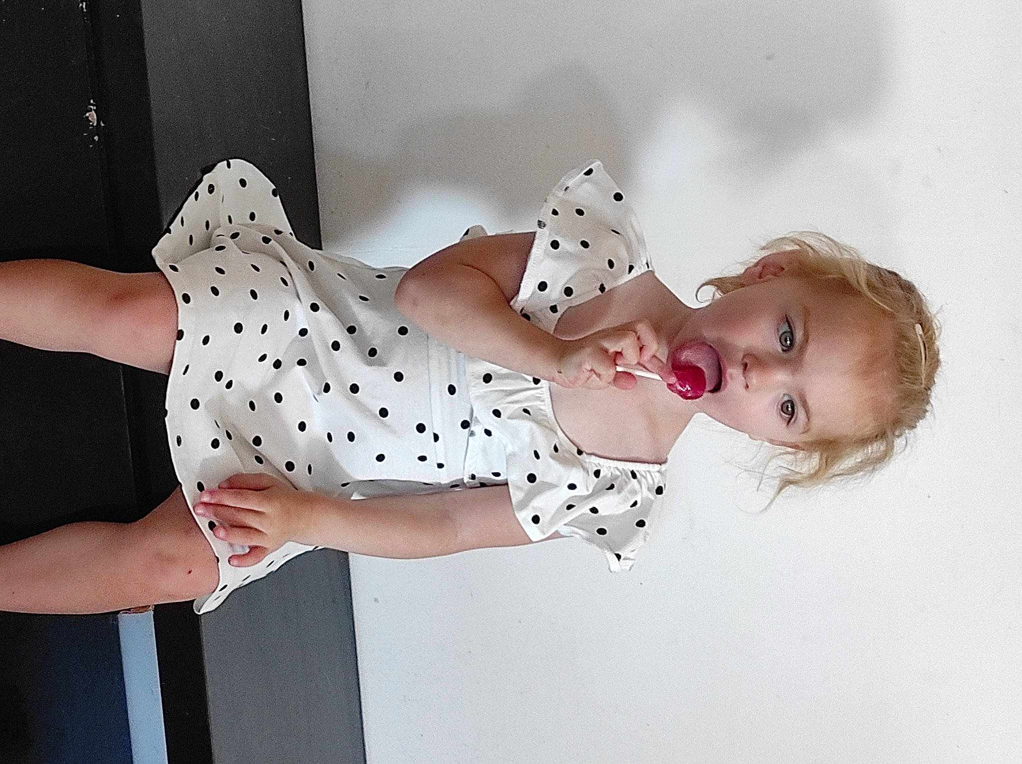 Thaïs participe au concours pour gagner de l'argent avec cette photo : baby, baby_toddler_clothing, beauty, blond, day_dress, dress, elbow, fashion_design, finger, gesture, human_leg, joint, knee, nail, pattern, person, sleeve, surprise, thigh, toddler