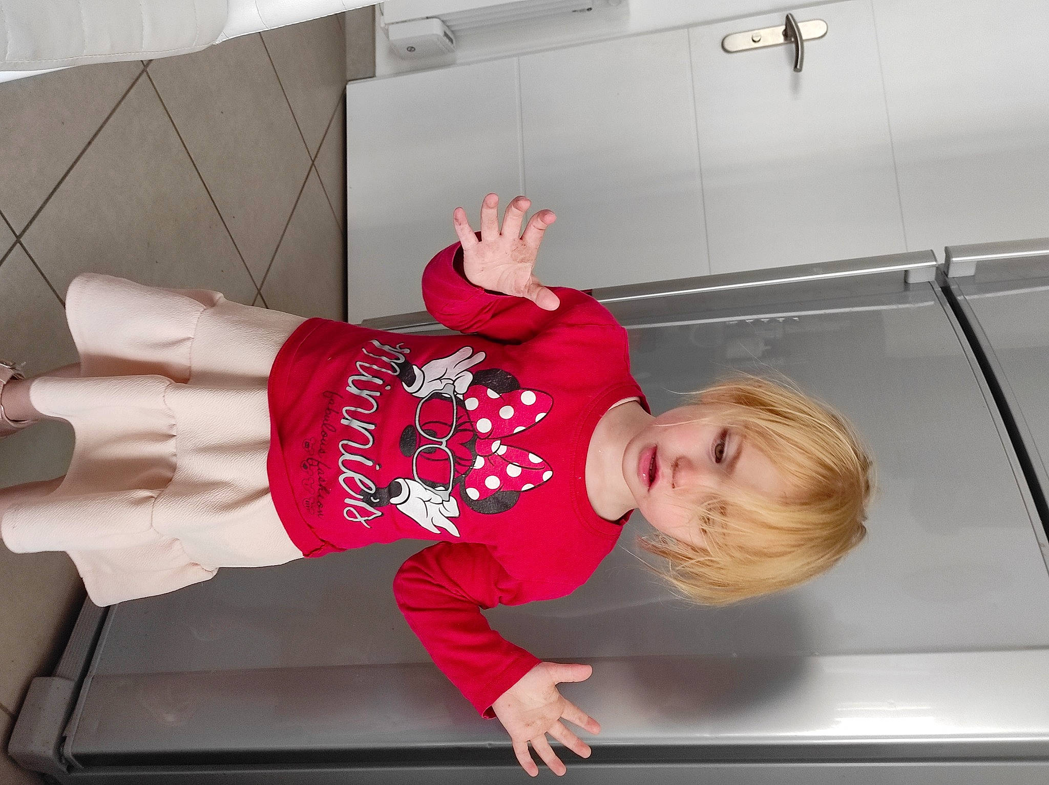 Thaïs participe au concours pour gagner de l'argent avec cette photo : automotive_exterior, baby_toddler_clothing, child, flooring, fun, hat, human_leg, knee, luxury_vehicle, magenta, person, room, shorts, sleeve, sock, sportswear, t_shirt, thigh, tire, toddler