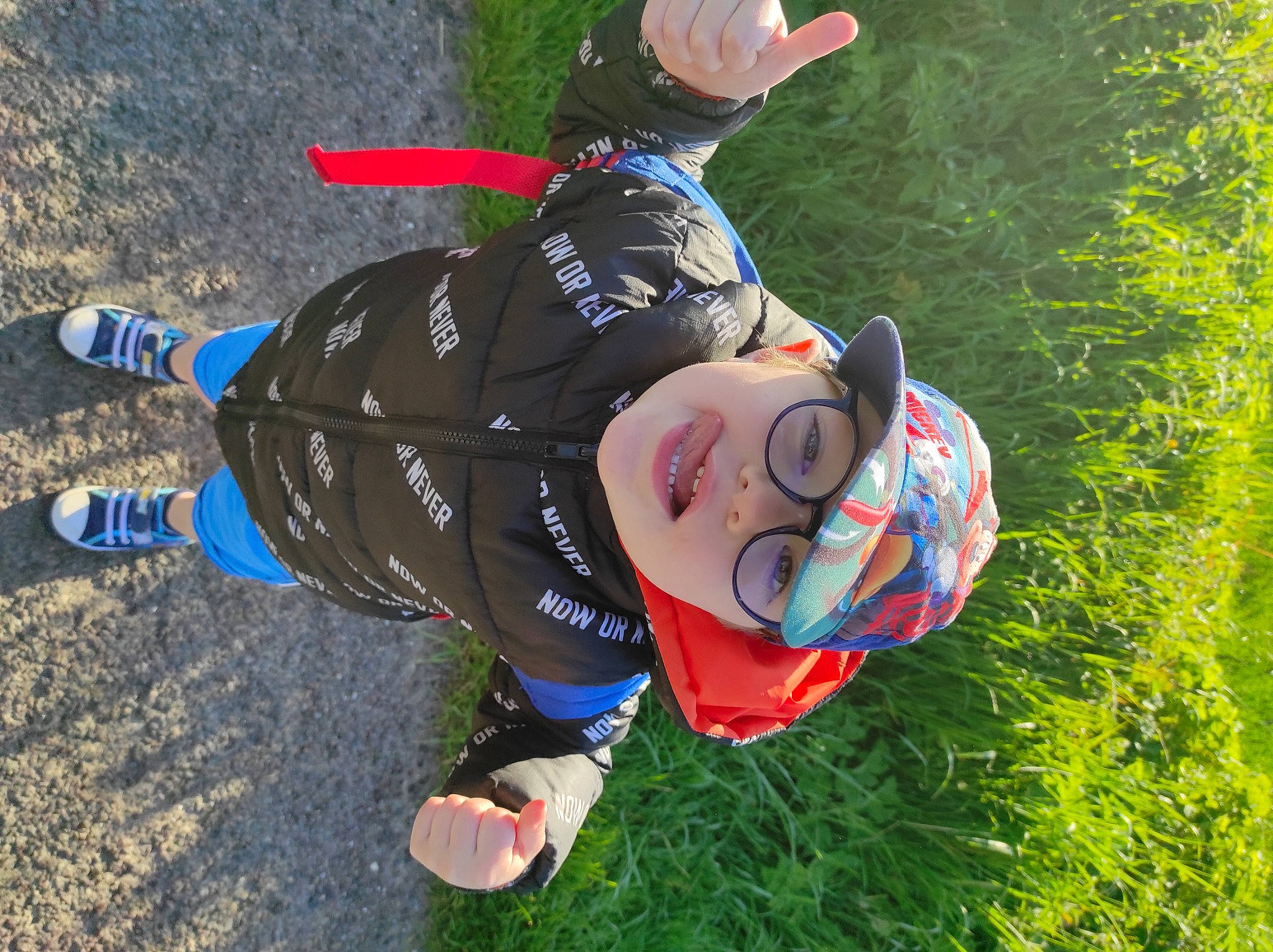Ayden participe au concours pour gagner de l'argent avec cette photo : adventure, fun, goggles, grass, happy, hat, headwear, landscape, leisure, outdoor_recreation, people_in_nature, person, personal_protective_equipment, plant, recreation, shoe, smile, sneakers, soil, sunglasses