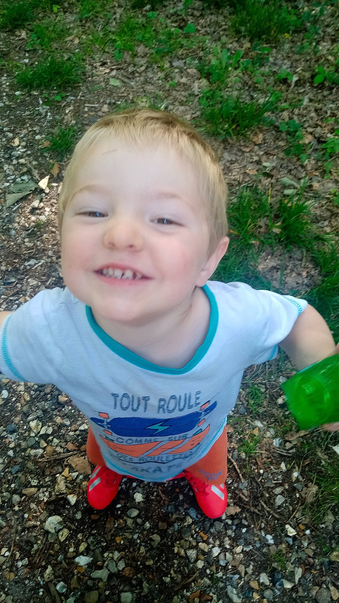 Ayden participe au concours pour gagner de l'argent avec cette photo : child, fun, grass, joy, person, plant, play, smile, soil, toddler