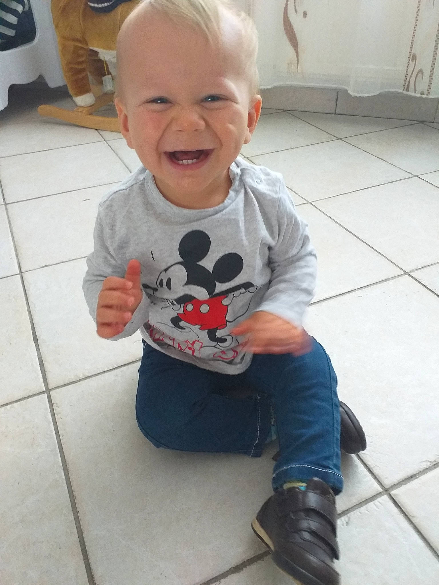 Yanis a rejoint le concours — aidez-le/la à gagner de superbes lots ! arm, baby, cheek, child, cool, facial_expression, floor, footwear, glasses, head, joy, laugh, leg, person, play, shoe, sitting, skin, sleeve, smile