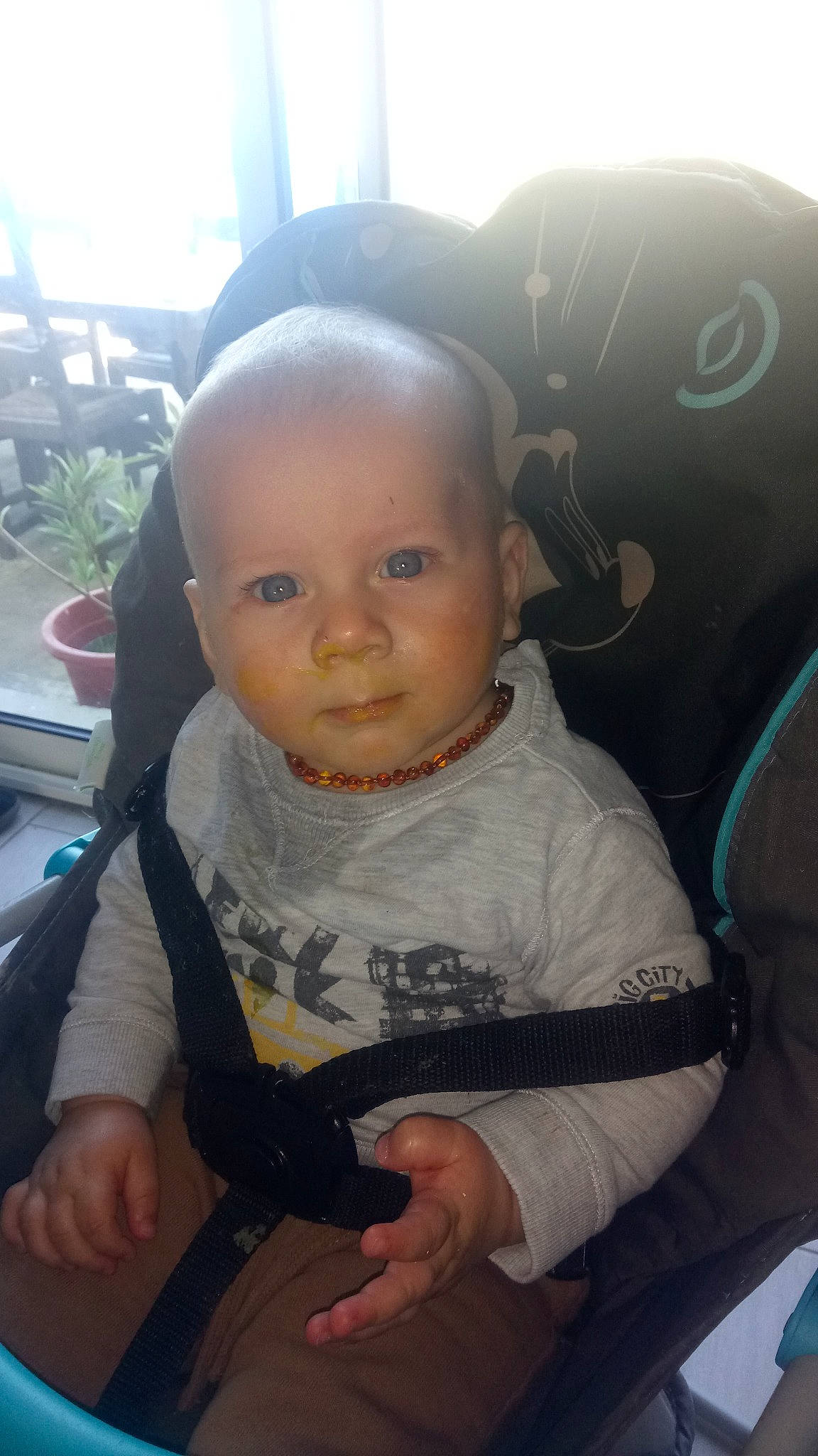 Yanis participe au concours pour gagner de l'argent avec cette photo : baby, baby_carriage, baby_products, car_seat, cheek, child, face, head, person, product, sitting, skin, smile, toddler