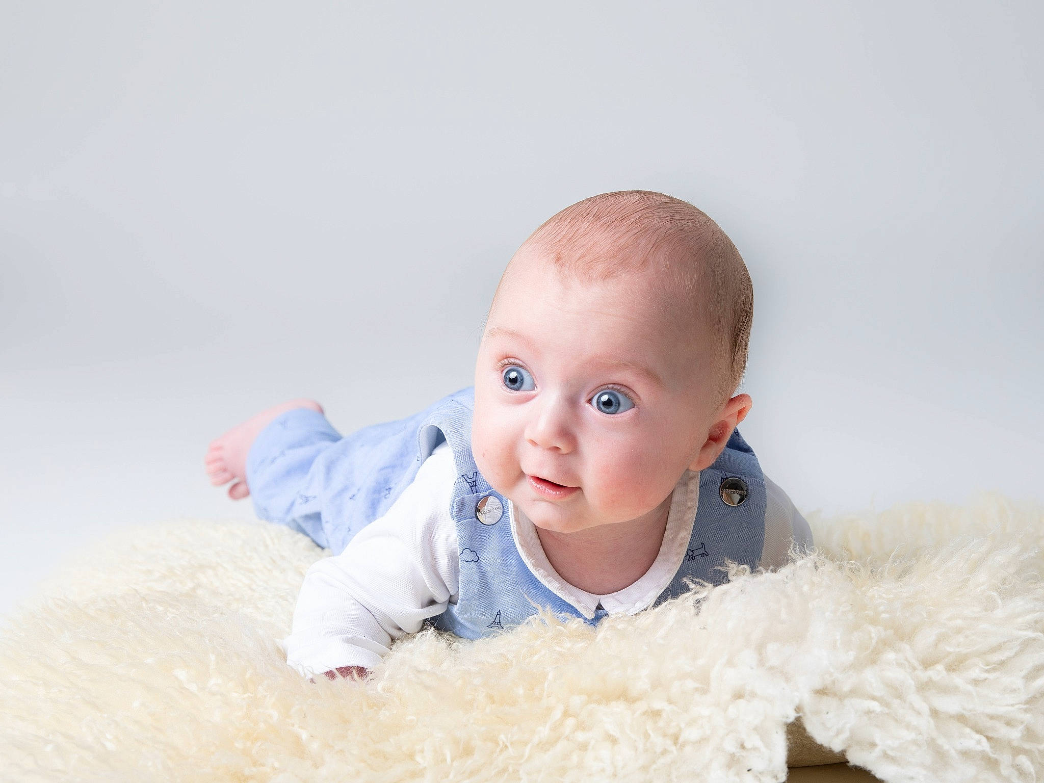 Léonard participe au concours pour gagner de l'argent avec cette photo : baby, baby_toddler_clothing, child, comfort, eye, flash_photography, flooring, fun, fur, grass, happy, linens, people_in_nature, person, sitting, skin, sleeve, smile, toddler, tummy_time