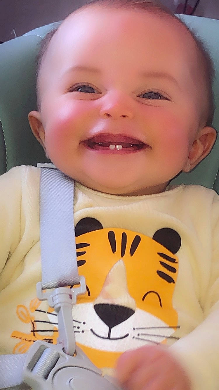 Maÿlann a rejoint le concours — aidez-le/la à gagner de superbes lots ! baby, baby_toddler_clothing, beauty, cheek, child, chin, eyebrow, eyelash, facial_expression, happy, joy, mouth, nose, organ, person, skin, sleeve, smile, t_shirt, textile