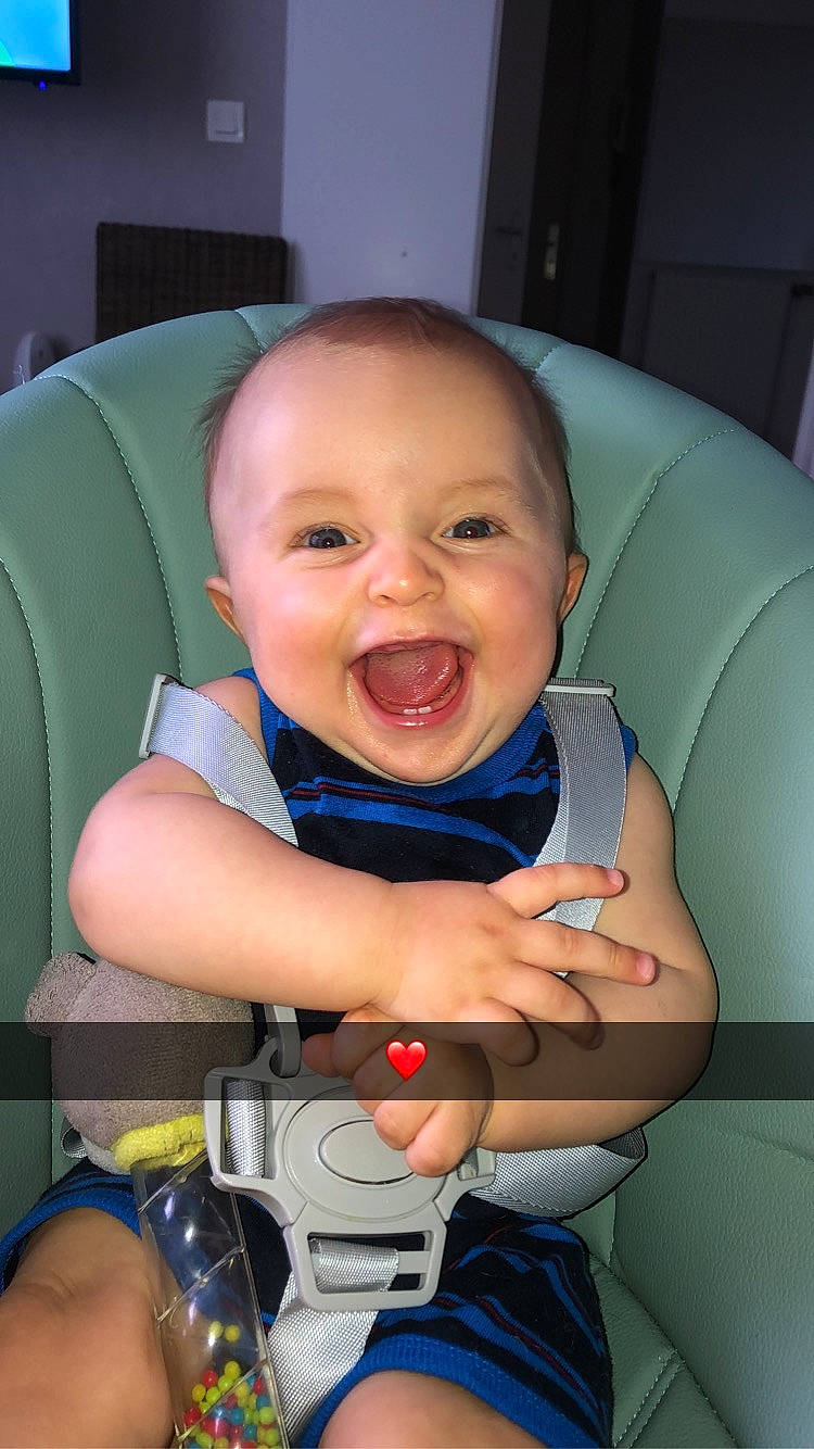 Maÿlann participe au concours pour gagner de l'argent avec cette photo : baby, car_seat, cheek, child, chin, comfort, electric_blue, finger, fun, happy, mouth, nail, nose, person, product, seat_belt, skin, smile, thumb, toddler