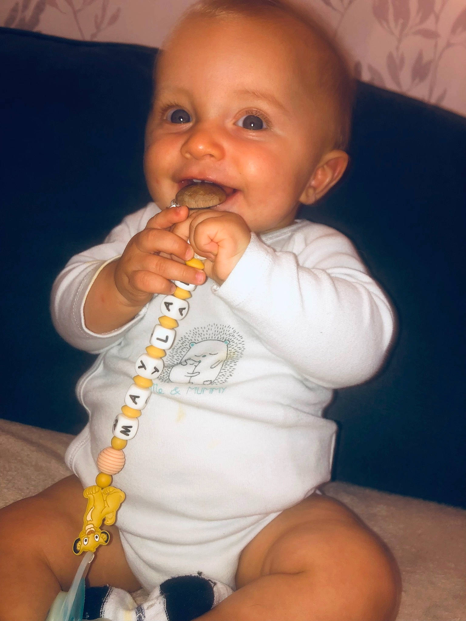 Maÿlann participe au concours pour gagner de l'argent avec cette photo : arm, baby, baby_toddler_clothing, cheek, chin, eye, face, finger, gesture, hand, head, leg, lip, mouth, nose, person, skin, sleeve, smile, thumb