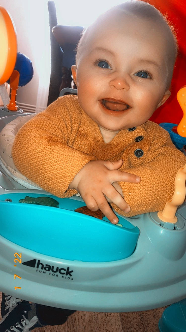 Maÿlann a rejoint le concours — aidez-le/la à gagner de superbes lots ! arm, baby, blue, cheek, eye, facial_expression, hand, happy, head, human_body, iris, joy, mouth, nose, orange, person, product, skin, smile, tableware