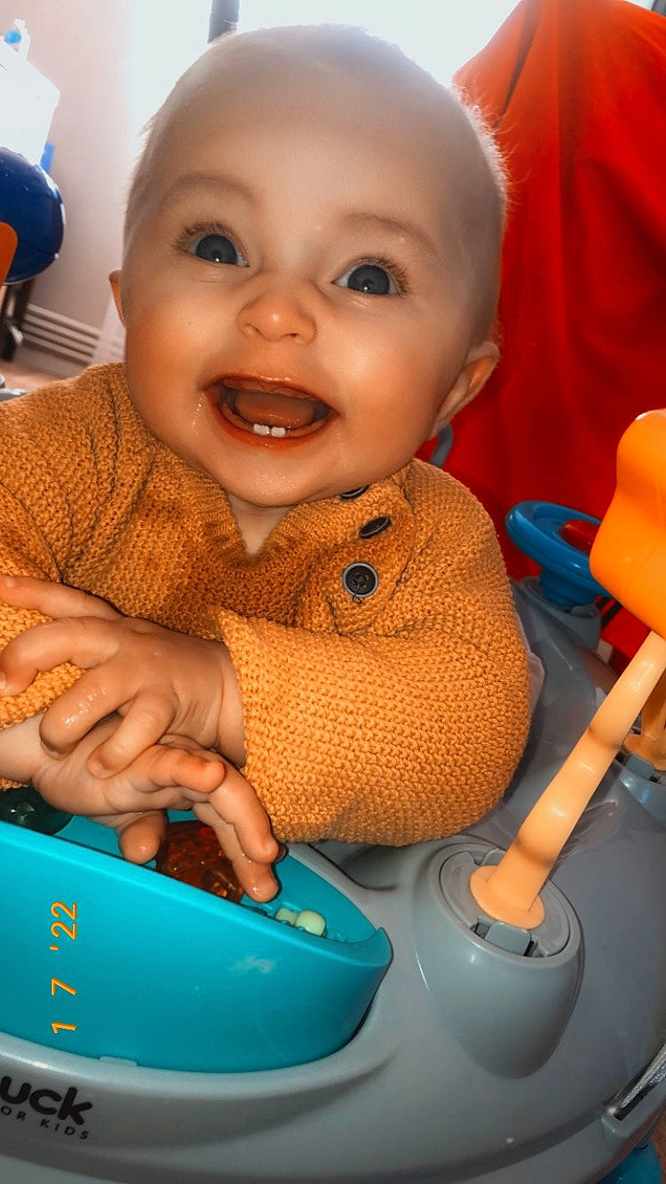 Maÿlann a rejoint le concours — aidez-le/la à gagner de superbes lots ! baby, baby_playing_with_toys, baby_products, baby_toddler_clothing, blue, cheek, child, facial_expression, finger, fun, green, happy, mouth, nose, organ, person, product, red, skin, smile