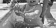 Jade participe au concours pour gagner de l'argent avec cette photo : baby, black_and_white, child, cute, fun, hands, happy, joy, outdoor, parent, person, playing, pool, sitting, smiling, splashing, summer, support, water, waterdroplets