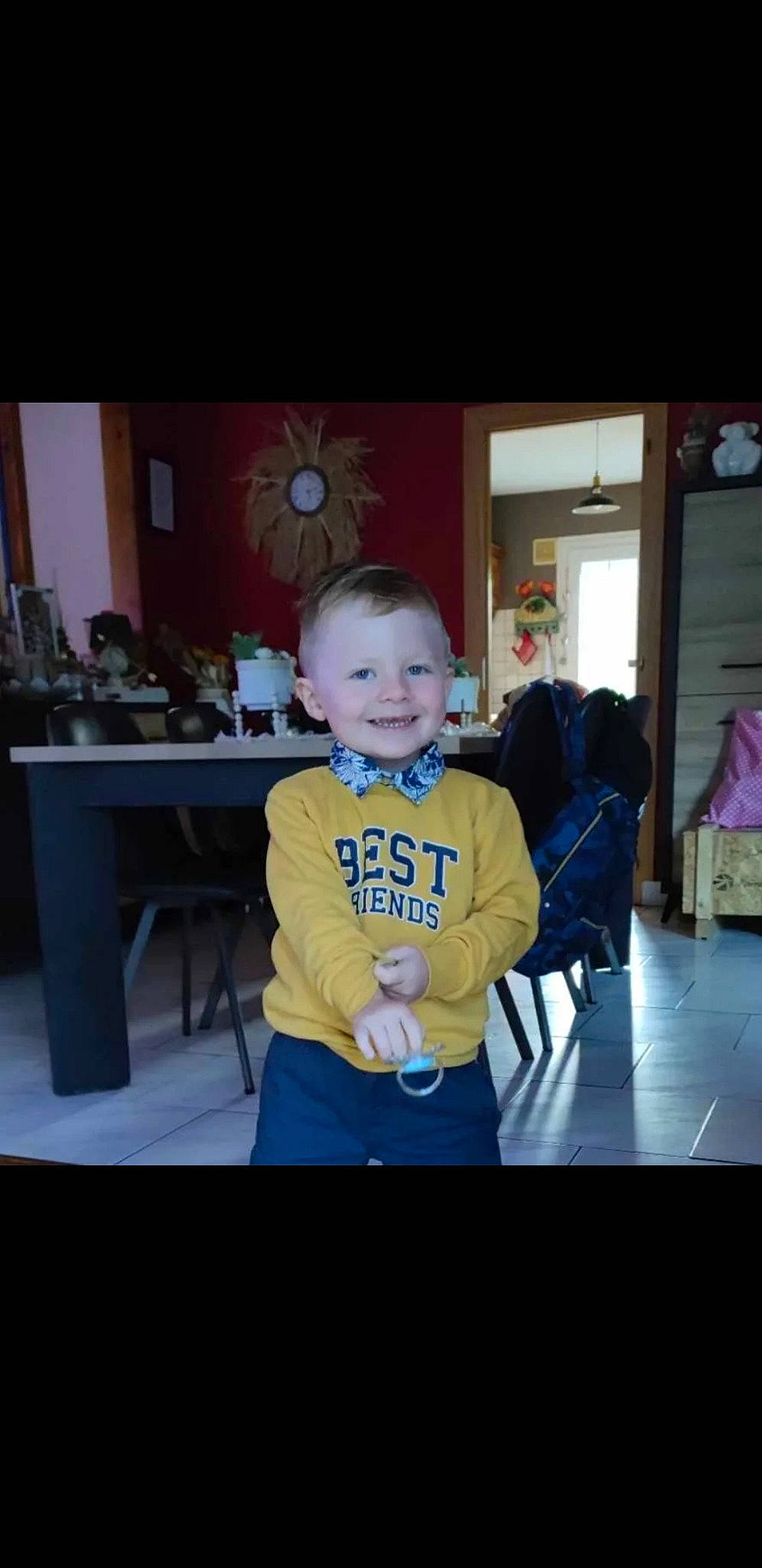 Dorian participe au concours pour gagner de l'argent avec cette photo : chair, child, desk, electric_blue, event, flooring, formal_wear, fun, happy, joy, person, room, sitting, smile, t_shirt, table, toddler, vacation