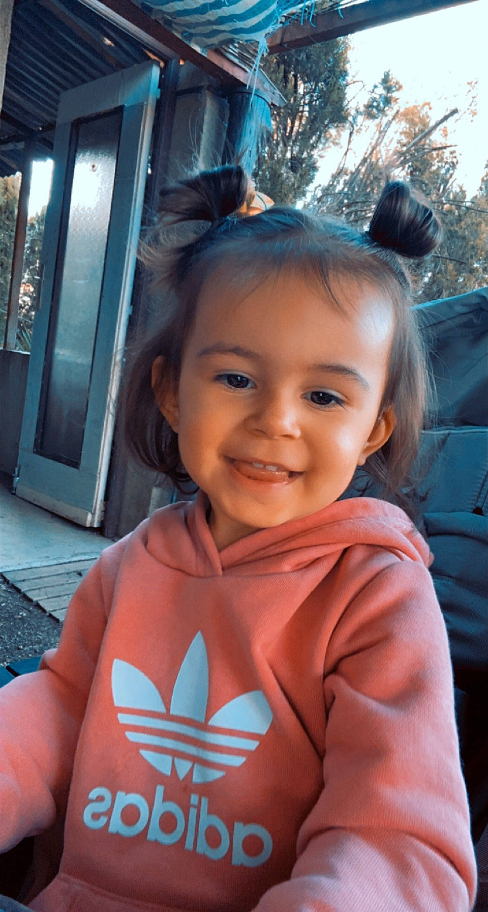 Léna a rejoint le concours — aidez-le/la à gagner de superbes lots ! beauty, blond, blue, child, cool, electric_blue, facial_expression, fun, hairstyle, happy, iris, joy, leisure, person, recreation, skin, sleeve, smile, standing, t_shirt