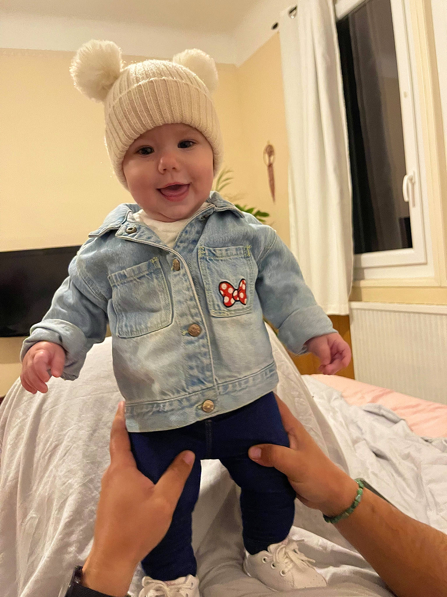 Jade a rejoint le concours — aidez-le/la à gagner de superbes lots ! baby_toddler_clothing, cap, comfort, eye, face, facial_expression, happy, hat, head, headgear, headwear, human_body, leg, outerwear, person, pink, skin, sleeve, smile, standing