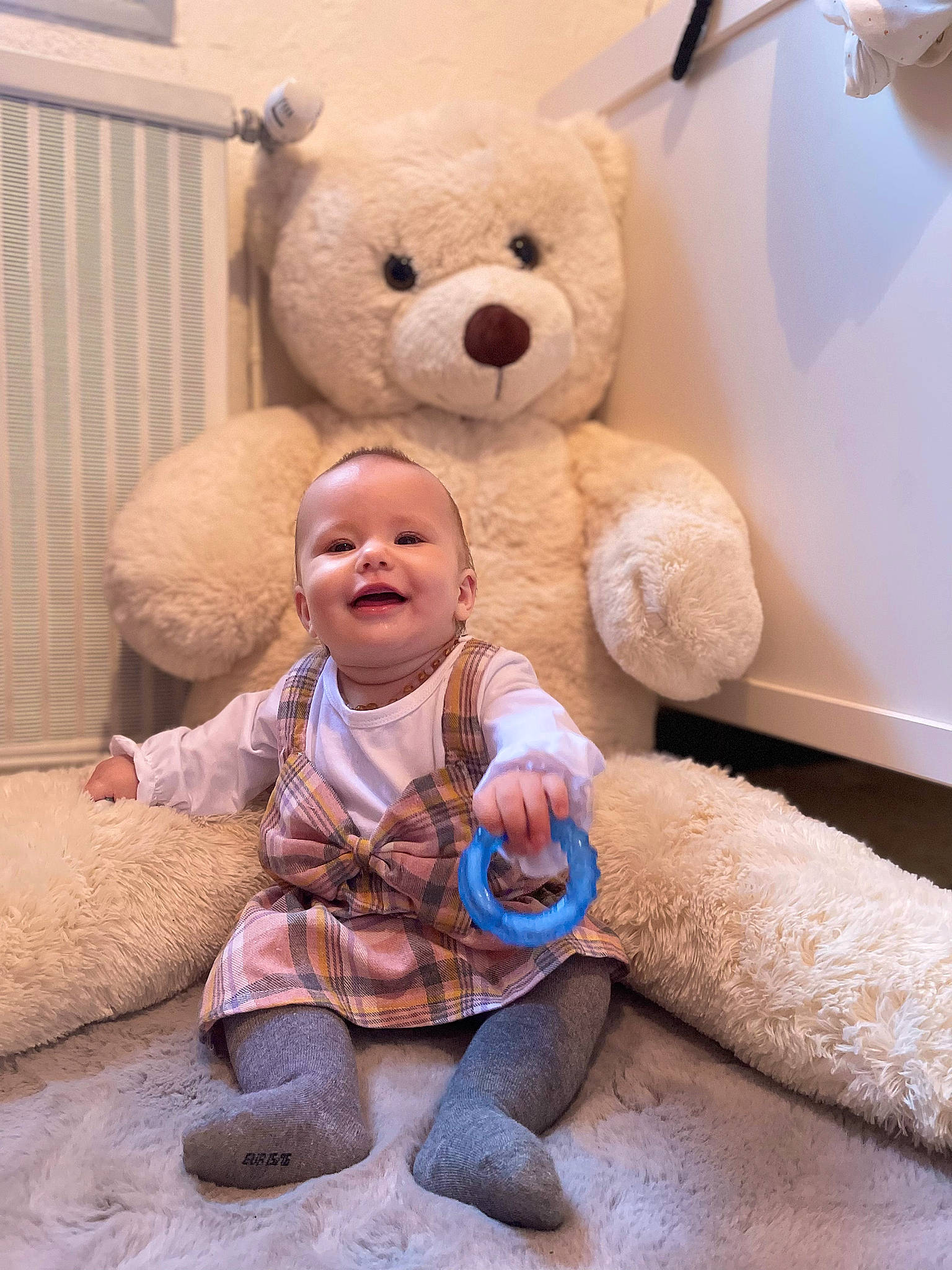 Jade participe au concours pour gagner de l'argent avec cette photo : baby, child, comfort, eye, happy, head, human_body, joy, mammal, nose, organ, person, plush, skin, smile, stuffed_toy, teddy_bear, textile, toddler, toy
