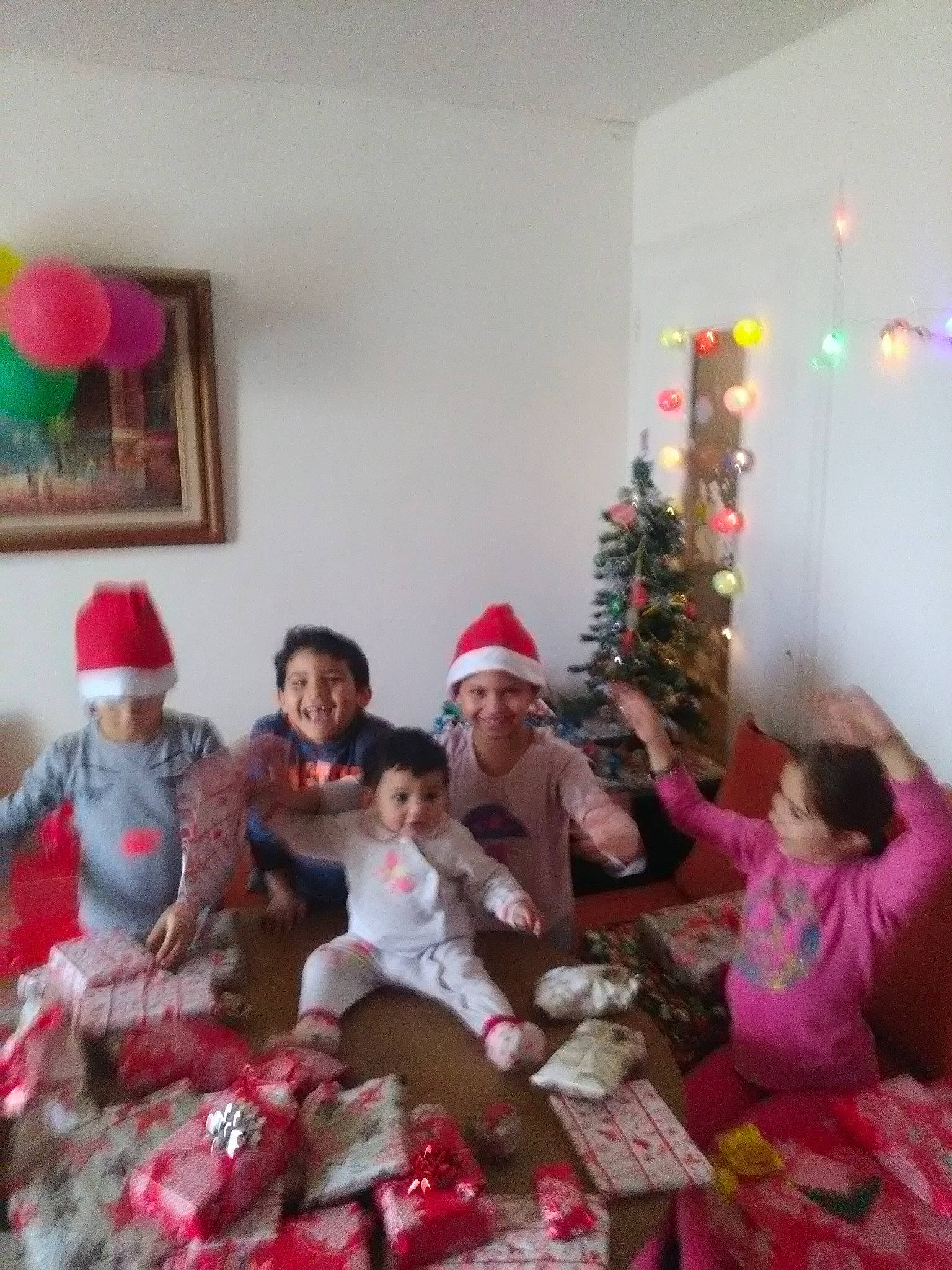 Shems participe au concours pour gagner de l'argent avec cette photo : christmas, christmas_decoration, day, event, fun, headwear, holiday, joy, party, person, pink, tradition