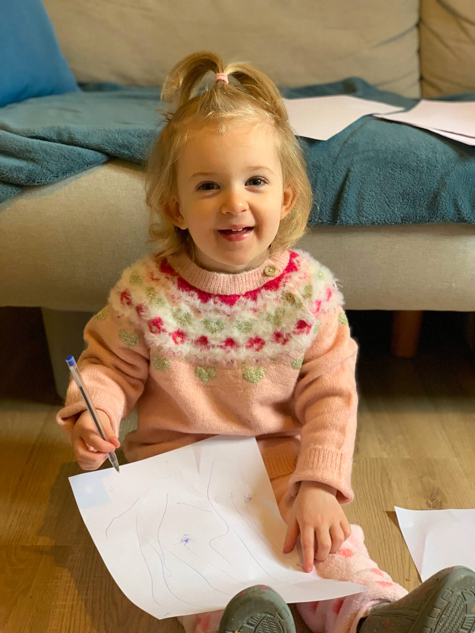 Maëlys a rejoint le concours — aidez-le/la à gagner de superbes lots ! baby, baby_toddler_clothing, cheek, child, comfort, couch, dress, face, fun, happy, head, joy, person, pink, product, skin, sleeve, smile, textile, toddler