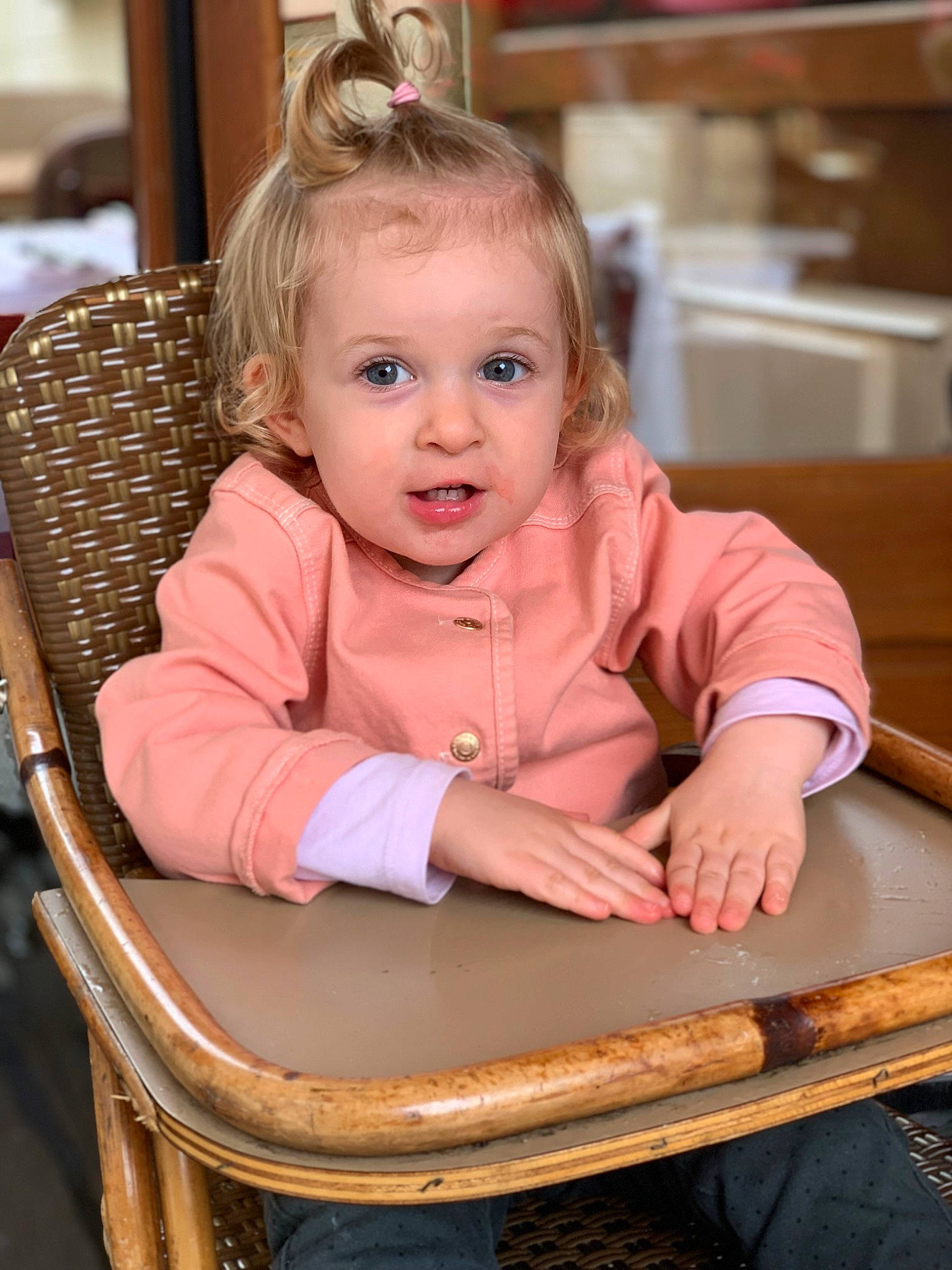 Maëlys a rejoint le concours — aidez-le/la à gagner de superbes lots ! baby, baby_toddler_clothing, chair, cheek, child, eye, fun, furniture, hair, happy, hardwood, head, leisure, outdoor_furniture, person, sitting, smile, table, toddler, varnish