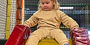 Romy participe au concours pour gagner de l'argent avec cette photo : active, beige_clothing, blue_socks, child, curious, fun, happy, indoor, leisure, netting, padded, play, playground, recreation, red, safe, slide, toddler, yellow, young_child