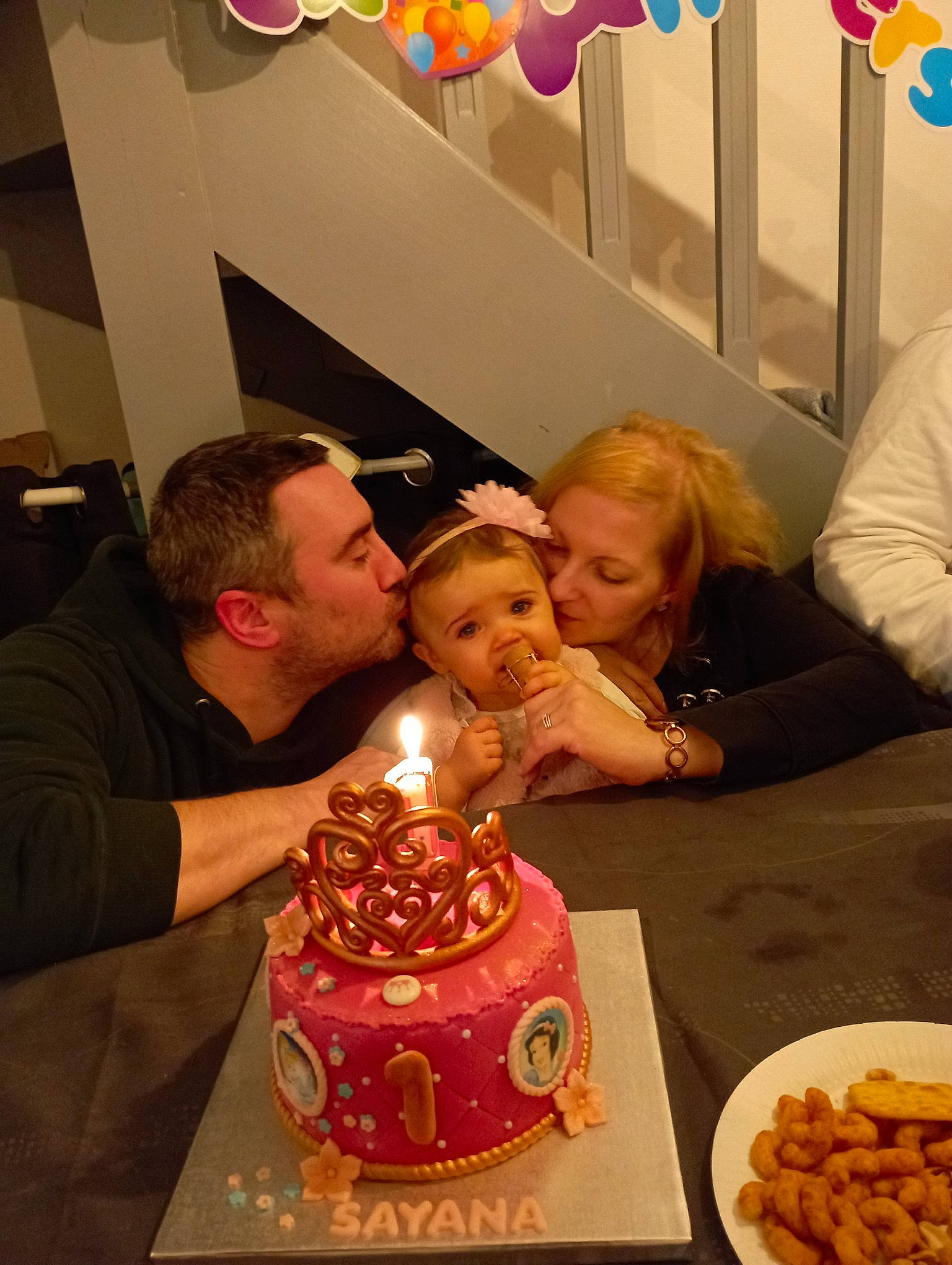 Sayana participe au concours pour gagner de l'argent avec cette photo : baked_goods, balloon, birthday_cake, birthday_candle, cake, cake_decorating, candle, cuisine, dessert, event, food, fun, orange, organ, people, person, plate, sharing, sugar_cake, sweetness