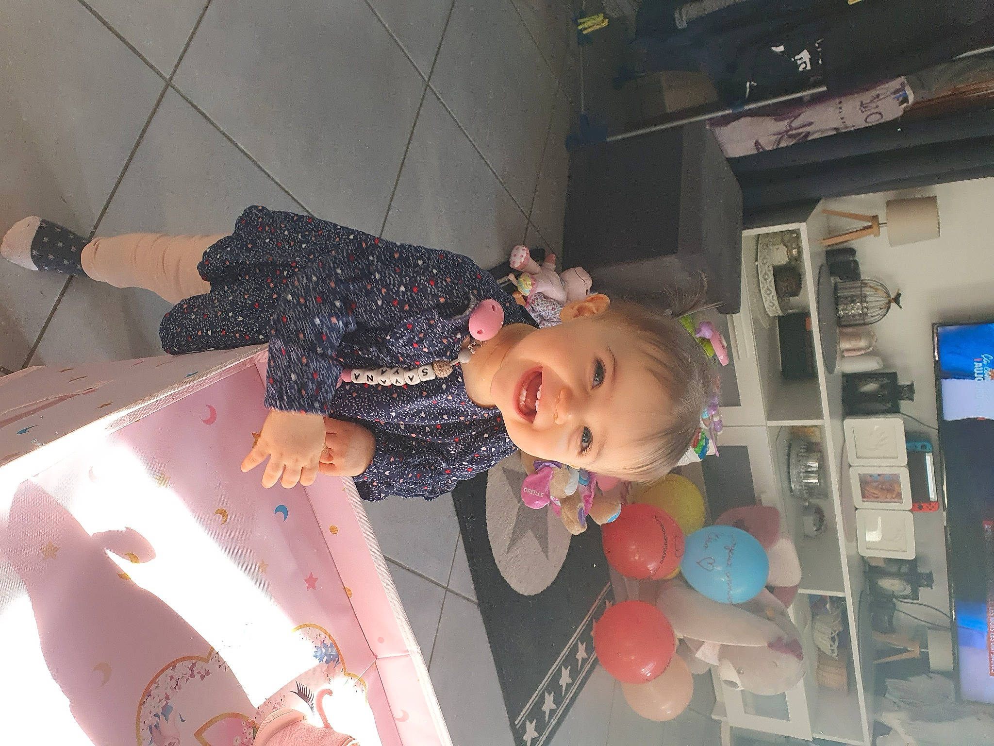 Sayana participe au concours pour gagner de l'argent avec cette photo : baby, balloon, child, flooring, fun, human_leg, joy, machine, magenta, pattern, person, room, smile, thigh, toddler