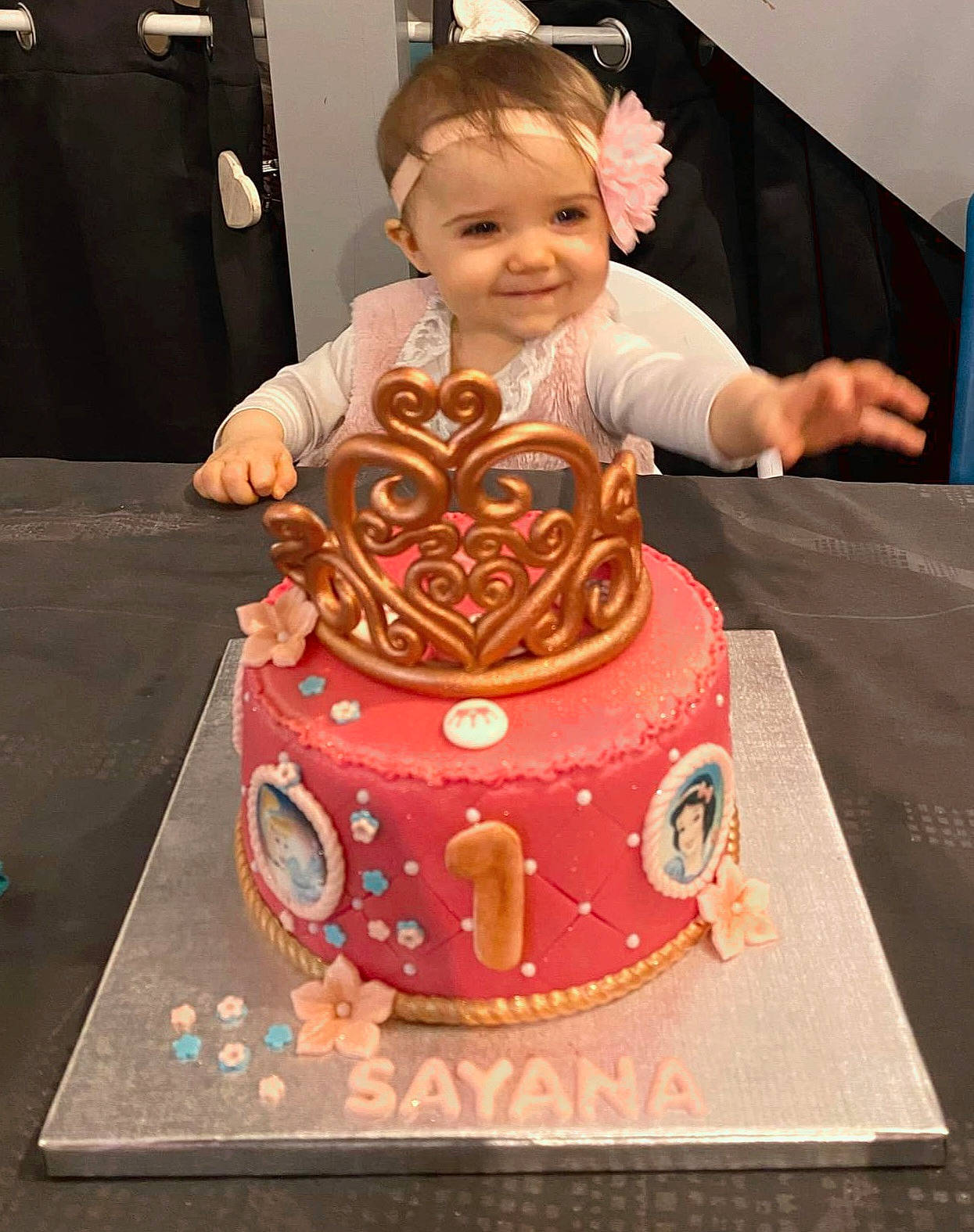 Sayana participe au concours pour gagner de l'argent avec cette photo : baked_goods, birthday, birthday_cake, birthday_party, cake, cake_decorating, cake_decorating_supply, cuisine, dessert, event, food, icing, ingredient, joy, person, smile, sugar_cake, sugar_paste, sweetness, table