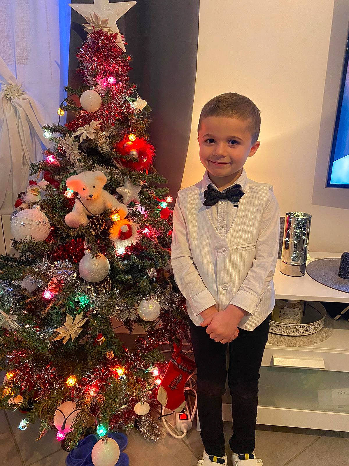 Théo participe au concours pour gagner de l'argent avec cette photo : christmas, christmas_decoration, christmas_eve, christmas_ornament, christmas_tree, conifer, event, evergreen, fun, happy, holiday, holiday_ornament, joy, ornament, person, plant, smile, standing, tie, toddler