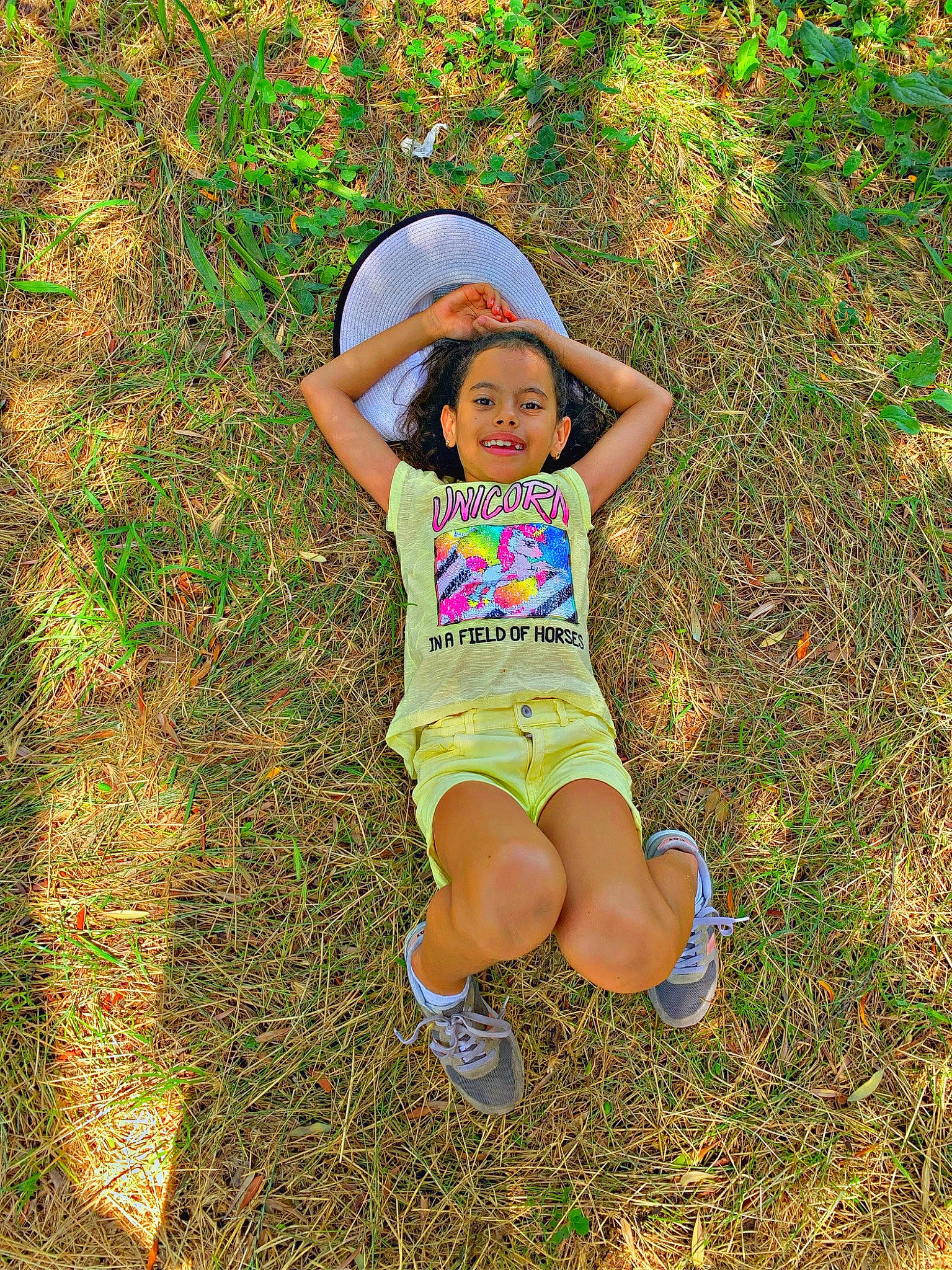 Imane participe au concours pour gagner de l'argent avec cette photo : adaptation, beauty, clothing, fun, grass, grass_family, happy, hat, joy, leisure, natural_environment, nature, people_in_nature, person, plant, shorts, sun_hat, sunlight, t_shirt, thigh