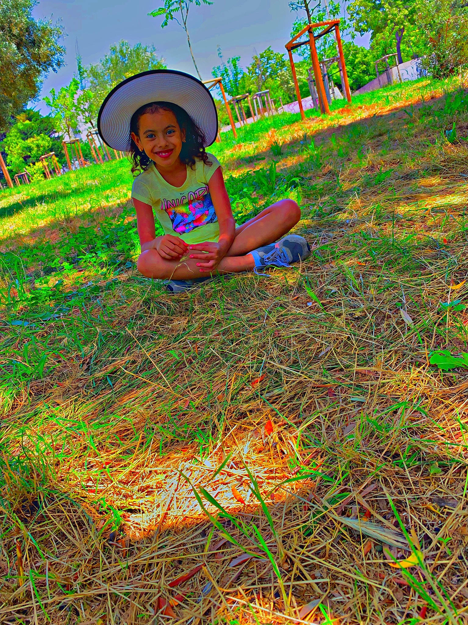 Imane participe au concours pour gagner de l'argent avec cette photo : agriculture, botany, field, grass, grassland, green, groundcover, happy, hat, joy, landscape, lawn, people_in_nature, person, plant, plantation, shrub, sky, soil, sun_hat
