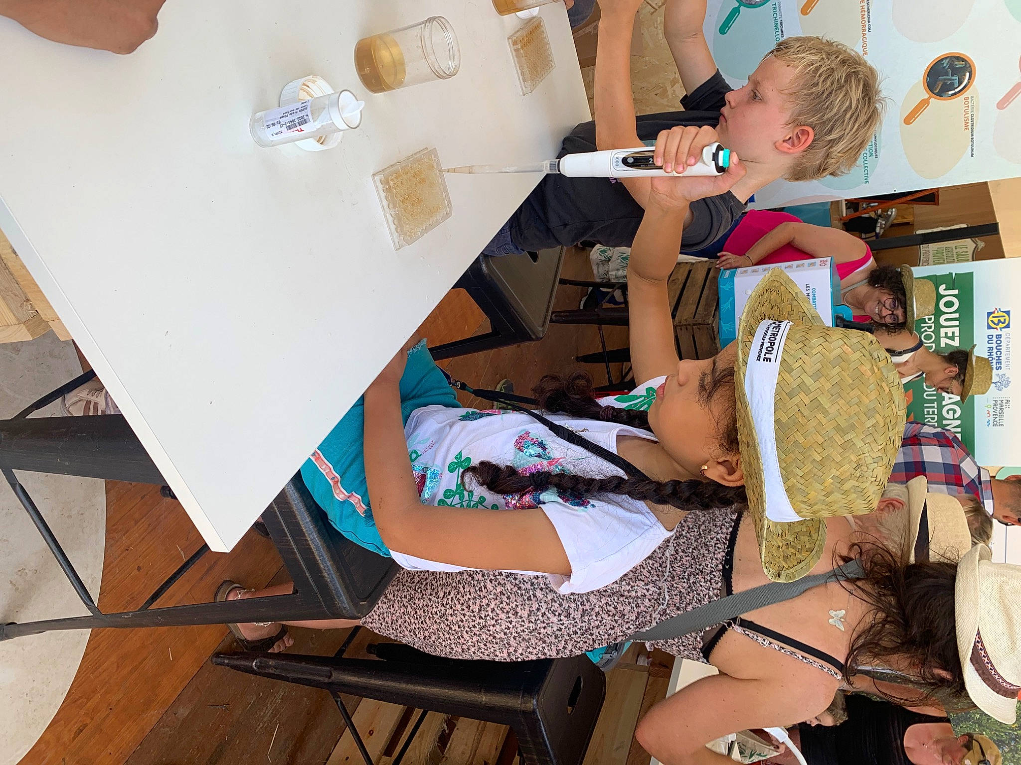 Imane a rejoint le concours — aidez-le/la à gagner de superbes lots ! adaptation, art, artist, chair, child, collage, eyewear, fashion_design, fun, headwear, human_leg, joy, knee, leisure, pattern, person, room, sandal, sitting, t_shirt