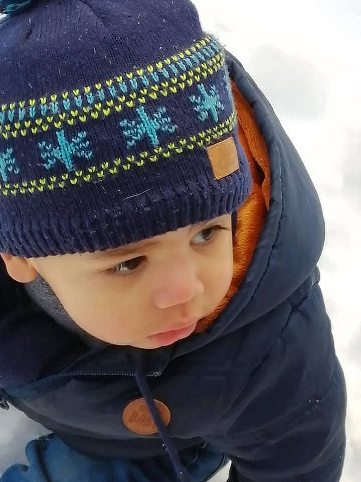 Cameron a rejoint le concours — aidez-le/la à gagner de superbes lots ! beanie, bonnet, cheek, child, cool, freezing, headgear, headwear, hood, hoodie, jacket, knit_cap, knitting, nose, organ, person, snow, textile, toddler, winter