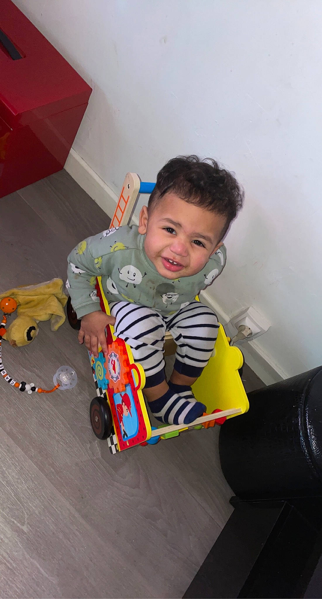 Cameron a rejoint le concours — aidez-le/la à gagner de superbes lots ! baby, baby_products, baby_toddler_clothing, baby_toys, box, cardboard, carton, child, comfort, ear, nose, person, play, shipping_box, toddler, toy