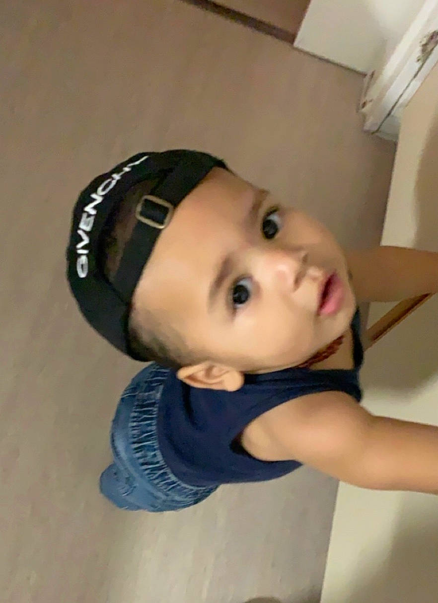 Cameron participe au concours pour gagner de l'argent avec cette photo : baby, baby_toddler_clothing, baseball_cap, cap, cheek, chest, child, elbow, eyelash, fashion_accessory, fun, hat, headgear, helmet, human_body, human_leg, person, personal_protective_equipment, sports_gear, thigh