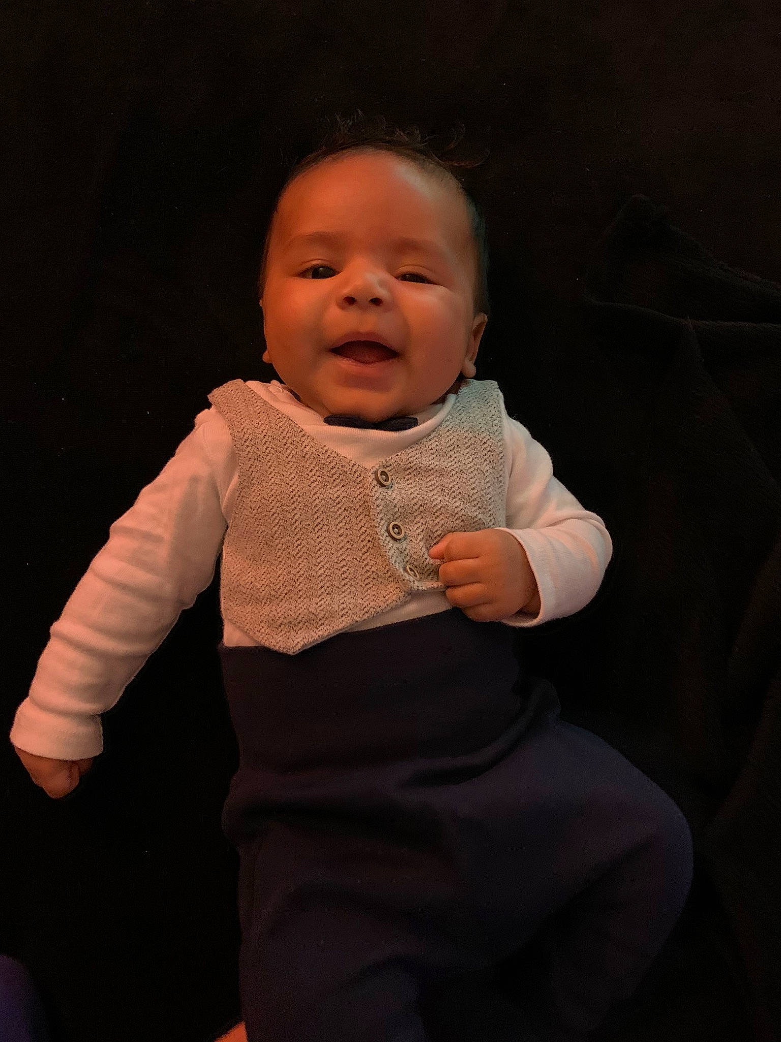 Cameron participe au concours pour gagner de l'argent avec cette photo : arm, baby, cheek, child, face, finger, flash_photography, hand, head, human, person, photography, portrait, sitting, skin, smile, toddler