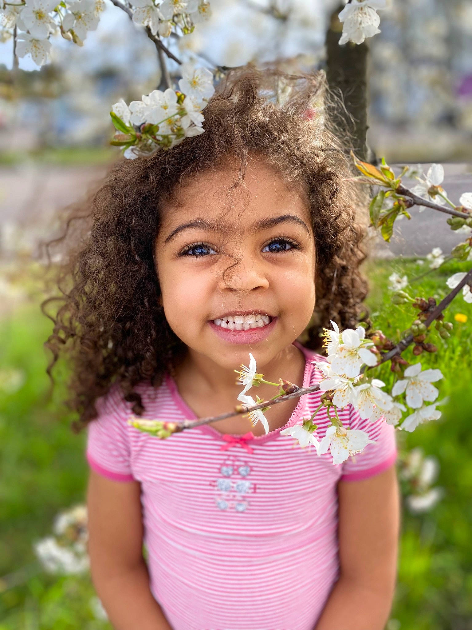 Léhana a rejoint le concours — aidez-le/la à gagner de superbes lots ! beauty, botany, child, face, flower, grass, hair, hairstyle, happy, head, iris, joy, magenta, people_in_nature, person, petal, pink, plant, skin, smile