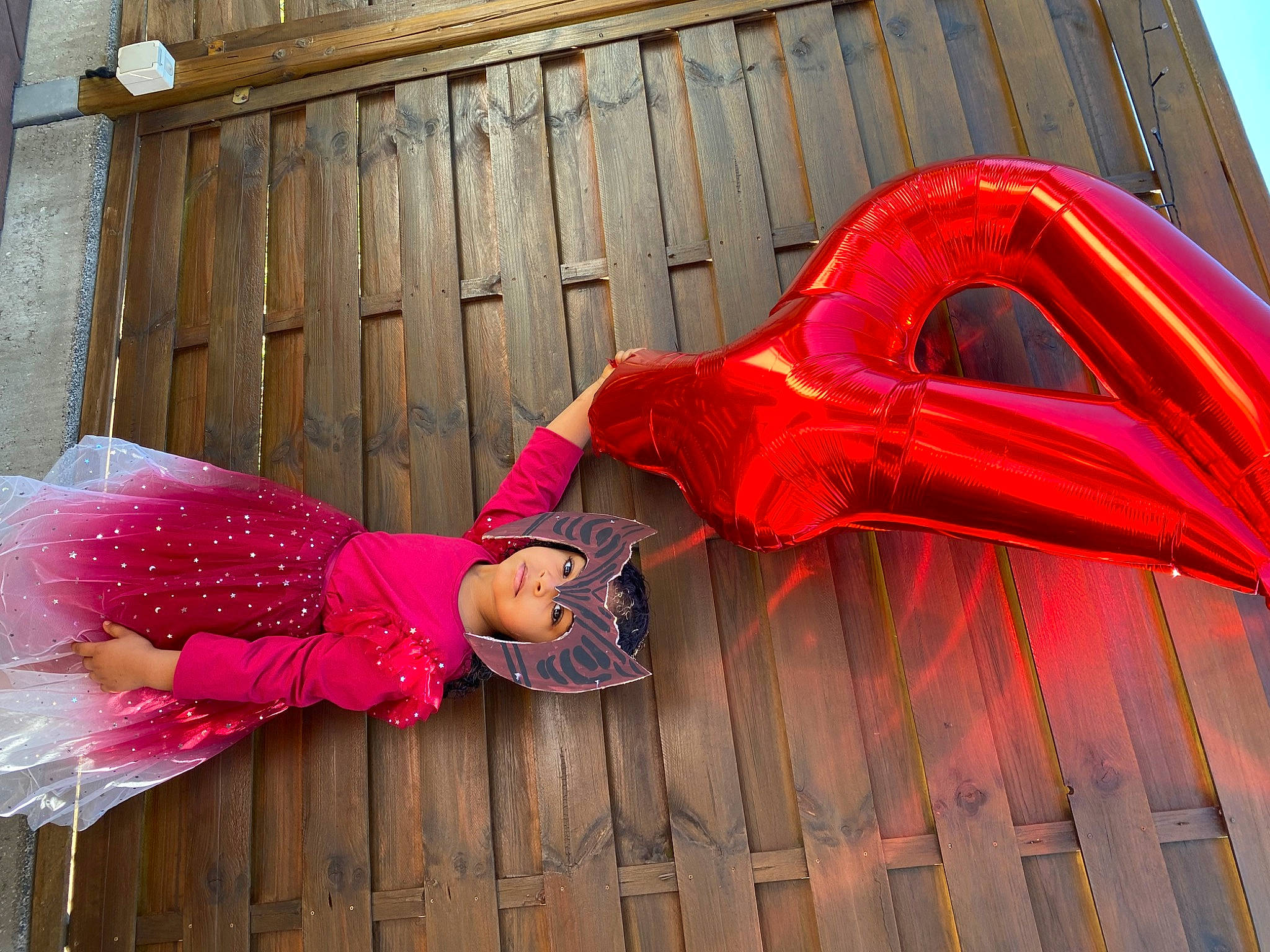 Léhana participe au concours pour gagner de l'argent avec cette photo : automotive_design, brick, carmine, electric_blue, facade, fashion_accessory, flooring, fun, happy, hardwood, headwear, human_leg, leisure, magenta, orange, pattern, person, pink, red, sandal