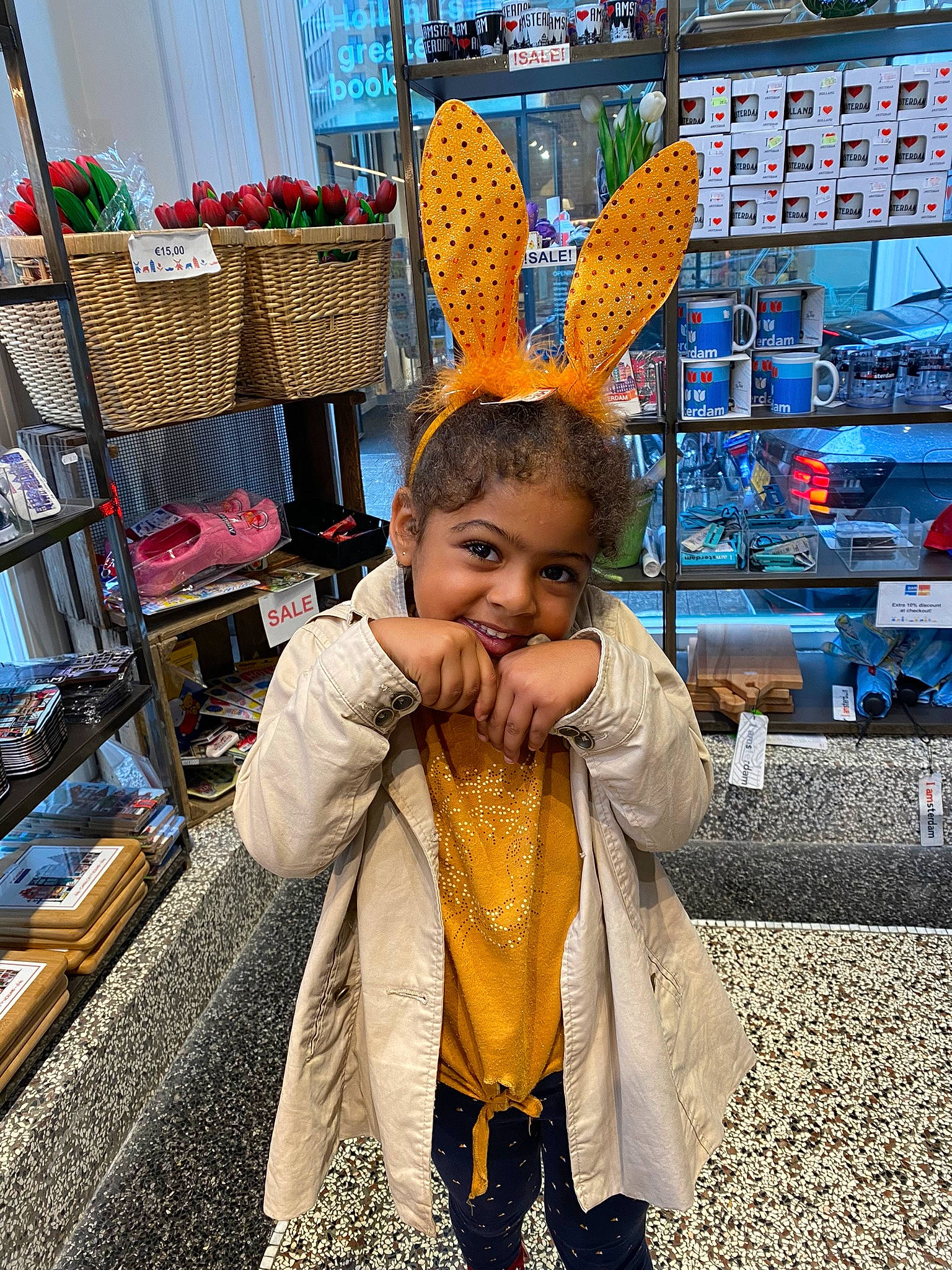 Léhana a rejoint le concours — aidez-le/la à gagner de superbes lots ! bazaar, child, city, flooring, happy, hawker, human_settlement, joy, leisure, market, marketplace, pedestrian, person, photograph, road, snapshot, street, temple, toddler, tourism