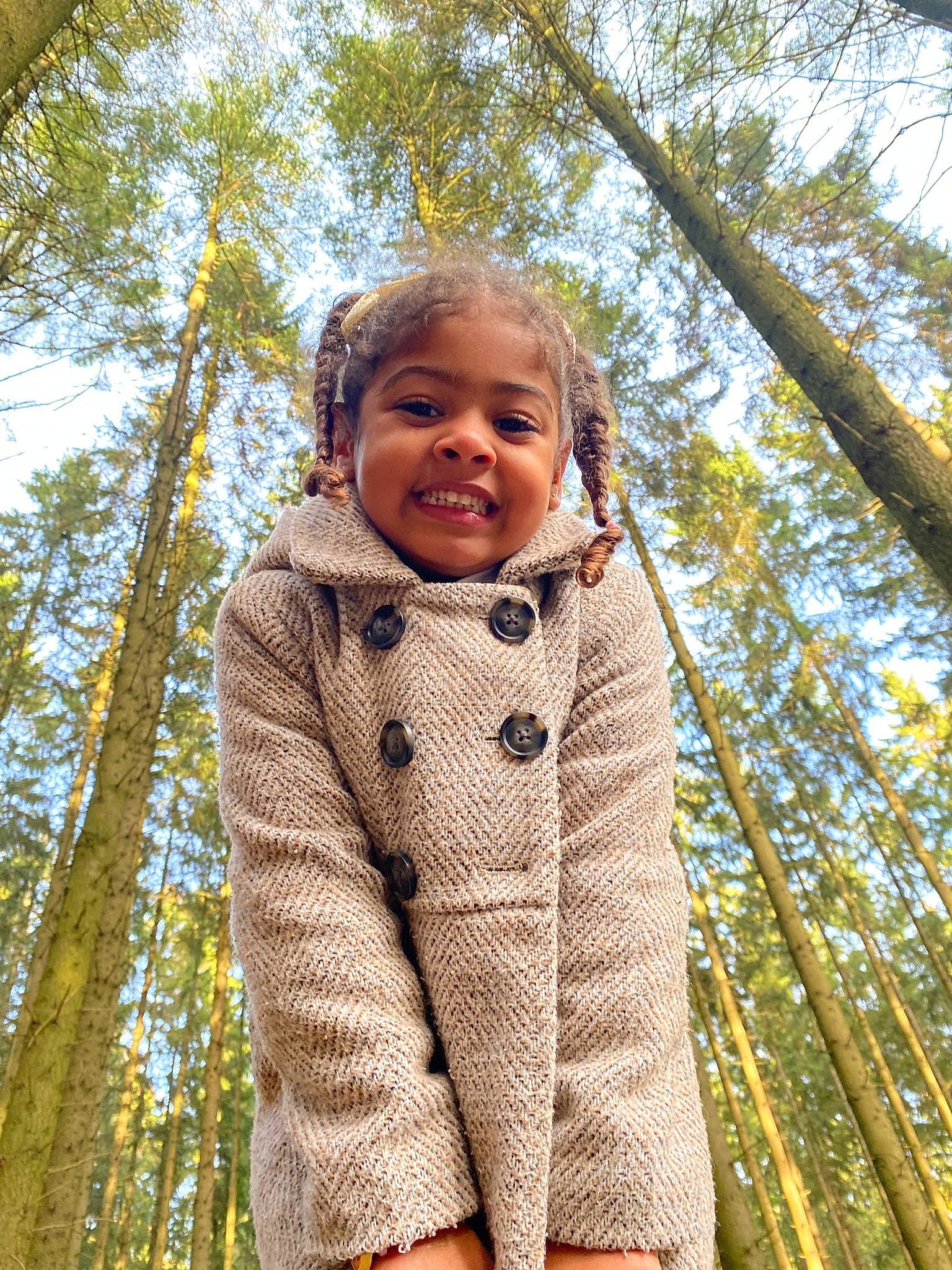 Léhana participe au concours pour gagner de l'argent avec cette photo : branch, clothing, coat, grass, happy, human_body, jacket, joy, leisure, mammal, outerwear, people_in_nature, person, plant, sky, smile, sunlight, toddler, tree, twig