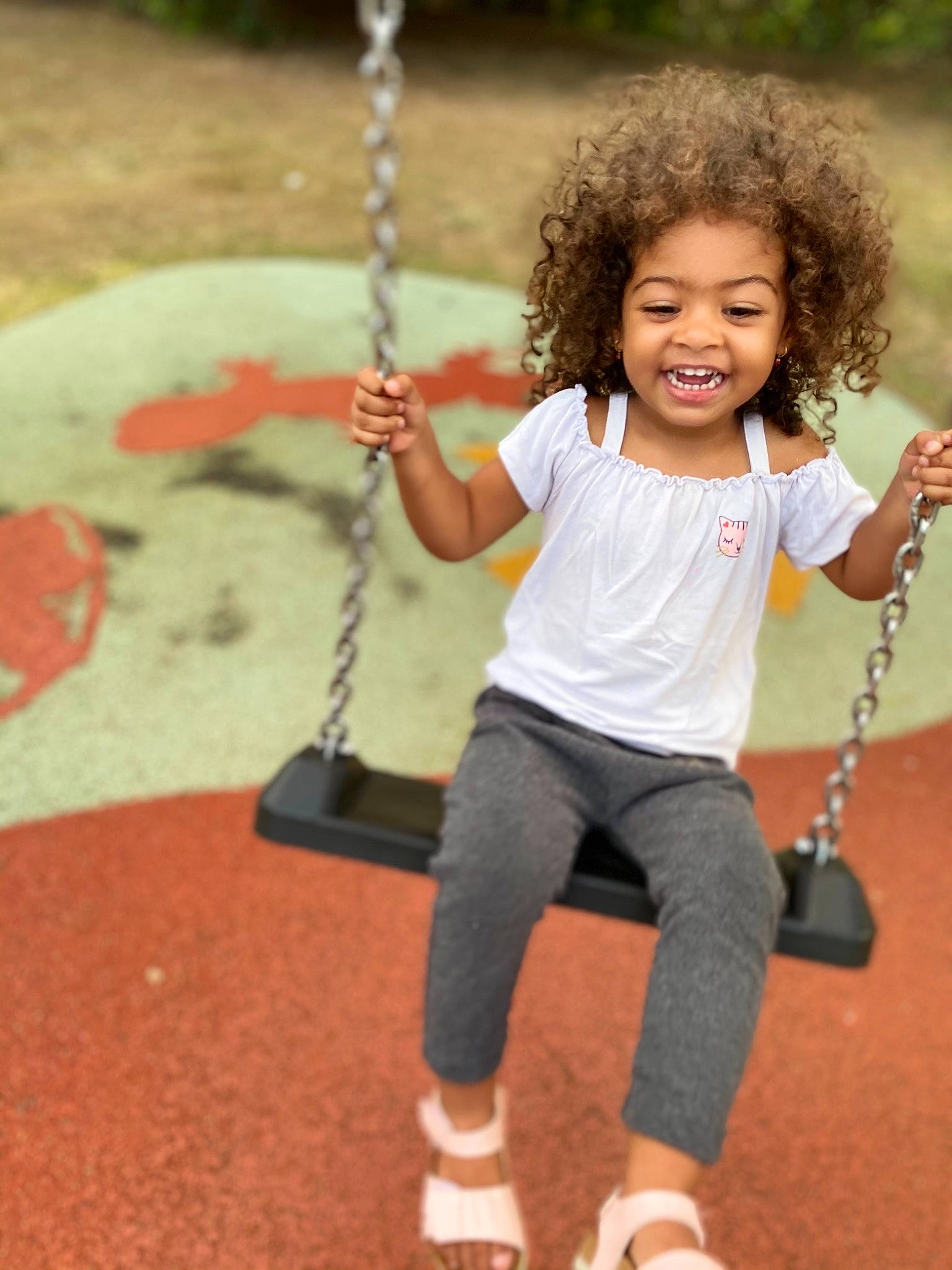 Léhana a rejoint le concours — aidez-le/la à gagner de superbes lots ! child, chin, city, face, finger, fun, grass, happy, joy, leg, leisure, outdoor_play_equipment, people_in_nature, person, photograph, playground, recreation, smile, swing, t_shirt
