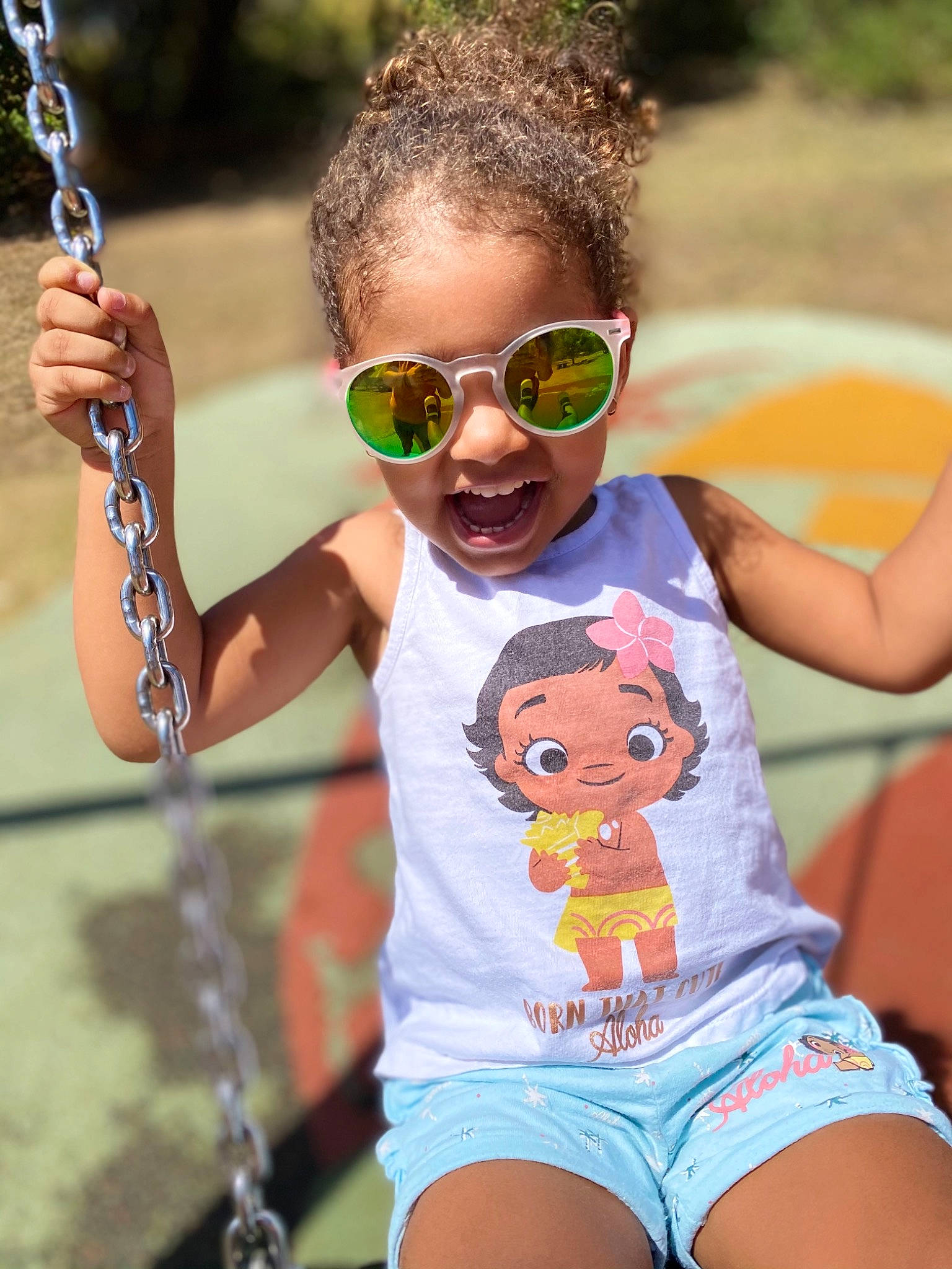 Léhana participe au concours pour gagner de l'argent avec cette photo : eyewear, facial_expression, gesture, glasses, goggles, hairstyle, happy, human, jean_short, leisure, mammal, muscle, person, shorts, shoulder, sunglasses, thigh, vertebrate, vision_care, white