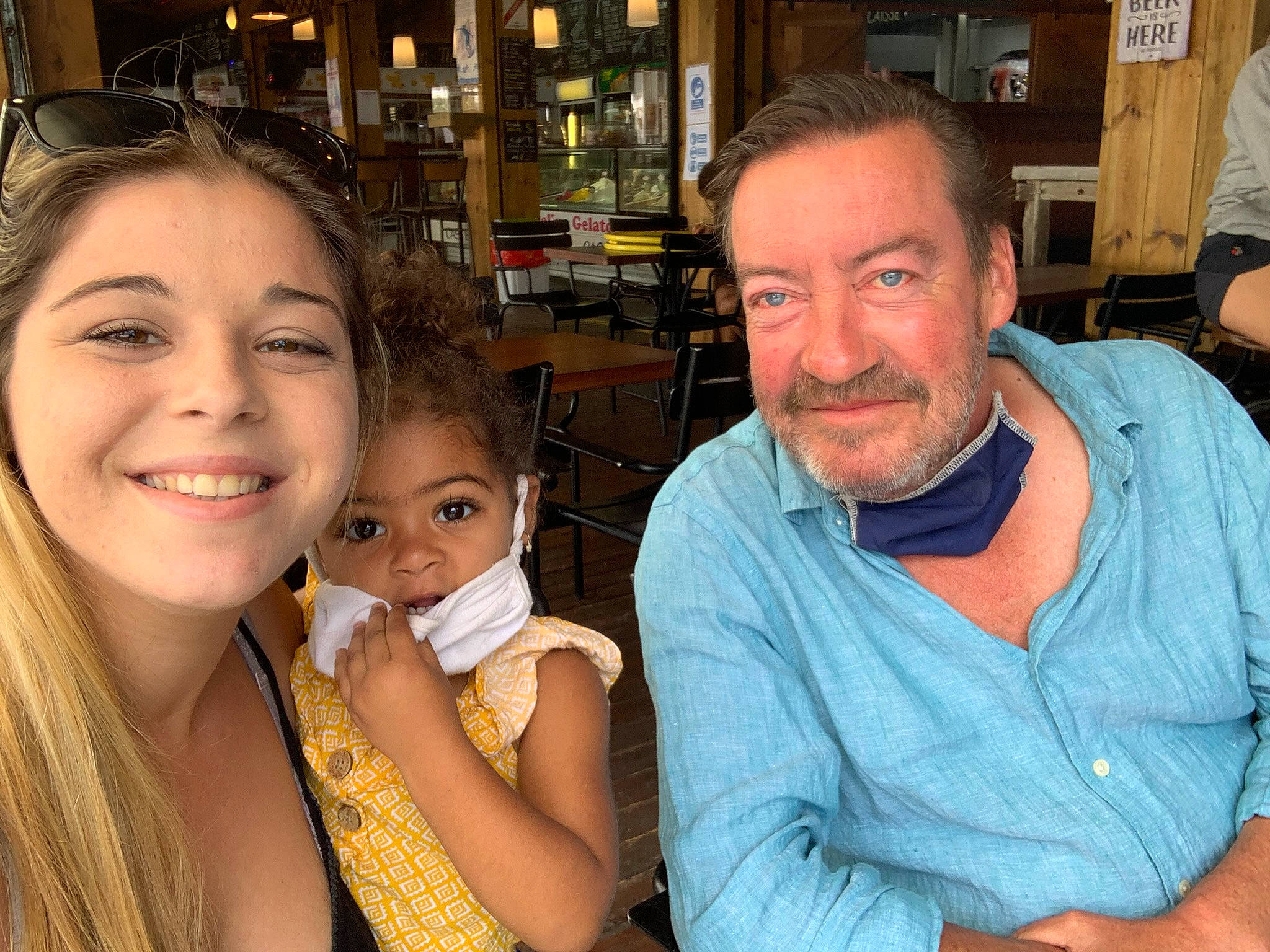 Léhana participe au concours pour gagner de l'argent avec cette photo : arm, beard, chair, chin, community, event, facial_expression, fun, gesture, happy, interaction, iris, joy, leisure, mouth, organ, person, smile, social_group, t_shirt