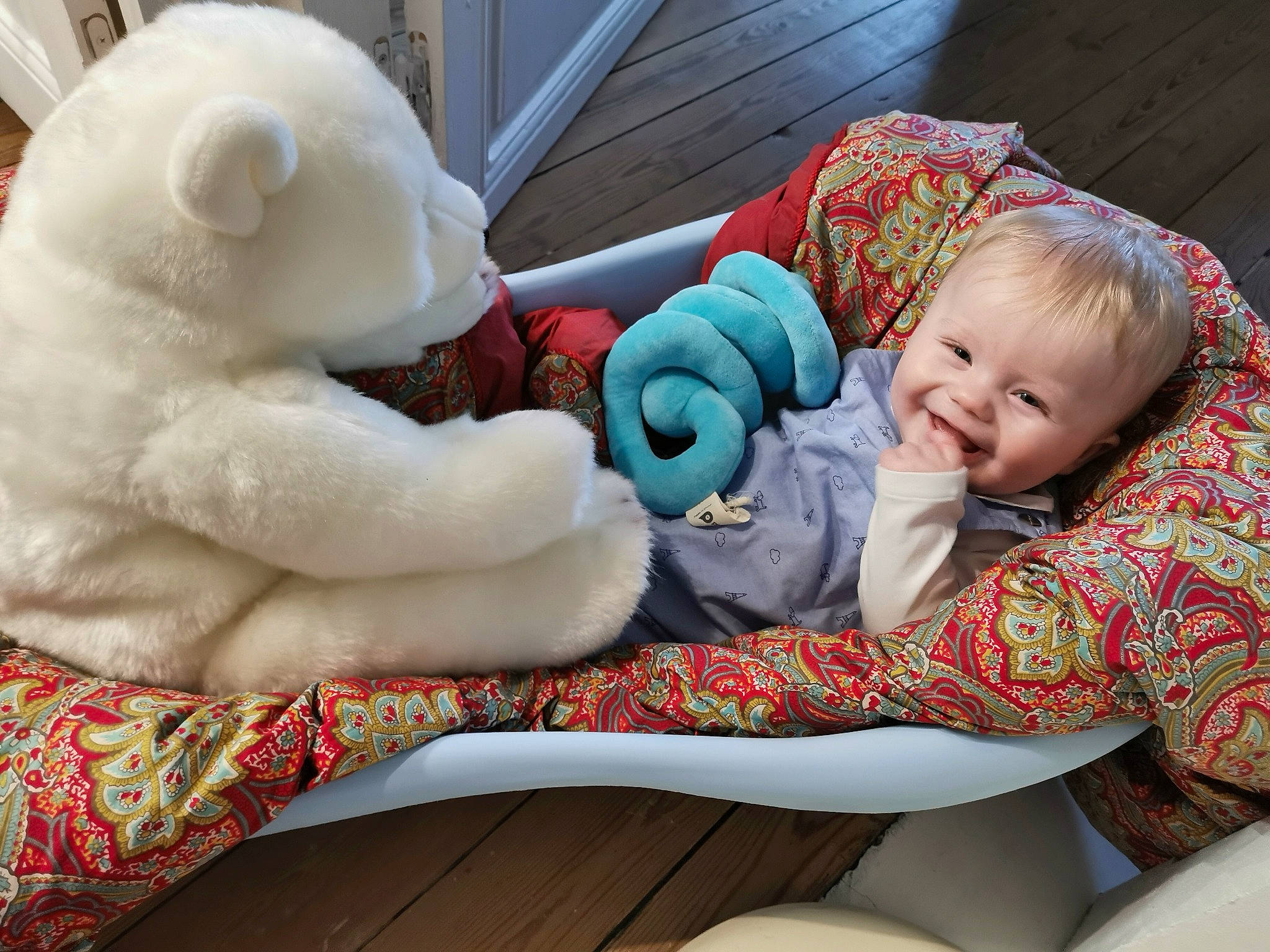 Wolfgang a rejoint le concours — aidez-le/la à gagner de superbes lots ! baby, baby_products, baby_toddler_clothing, beauty, comfort, design, fun, happy, human_body, joy, lap, leisure, mouth, person, sitting, skin, smile, stuffed_toy, teddy_bear, textile