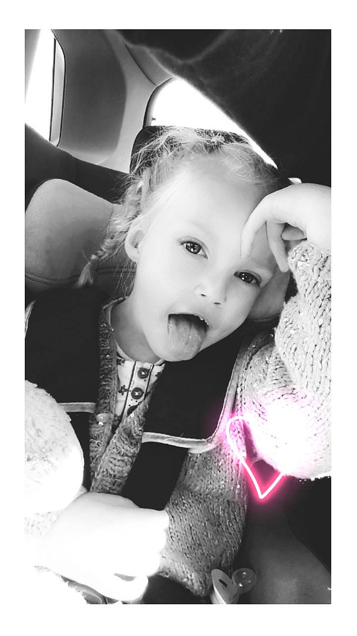 Romane a rejoint le concours — aidez-le/la à gagner de superbes lots ! baby, baby_products, black_and_white, car_seat, child, eye, eyebrow, eyelash, eyewear, fashion_accessory, flash_photography, gesture, happy, iris, lip, monochrome, monochrome_photography, person, selfie, style